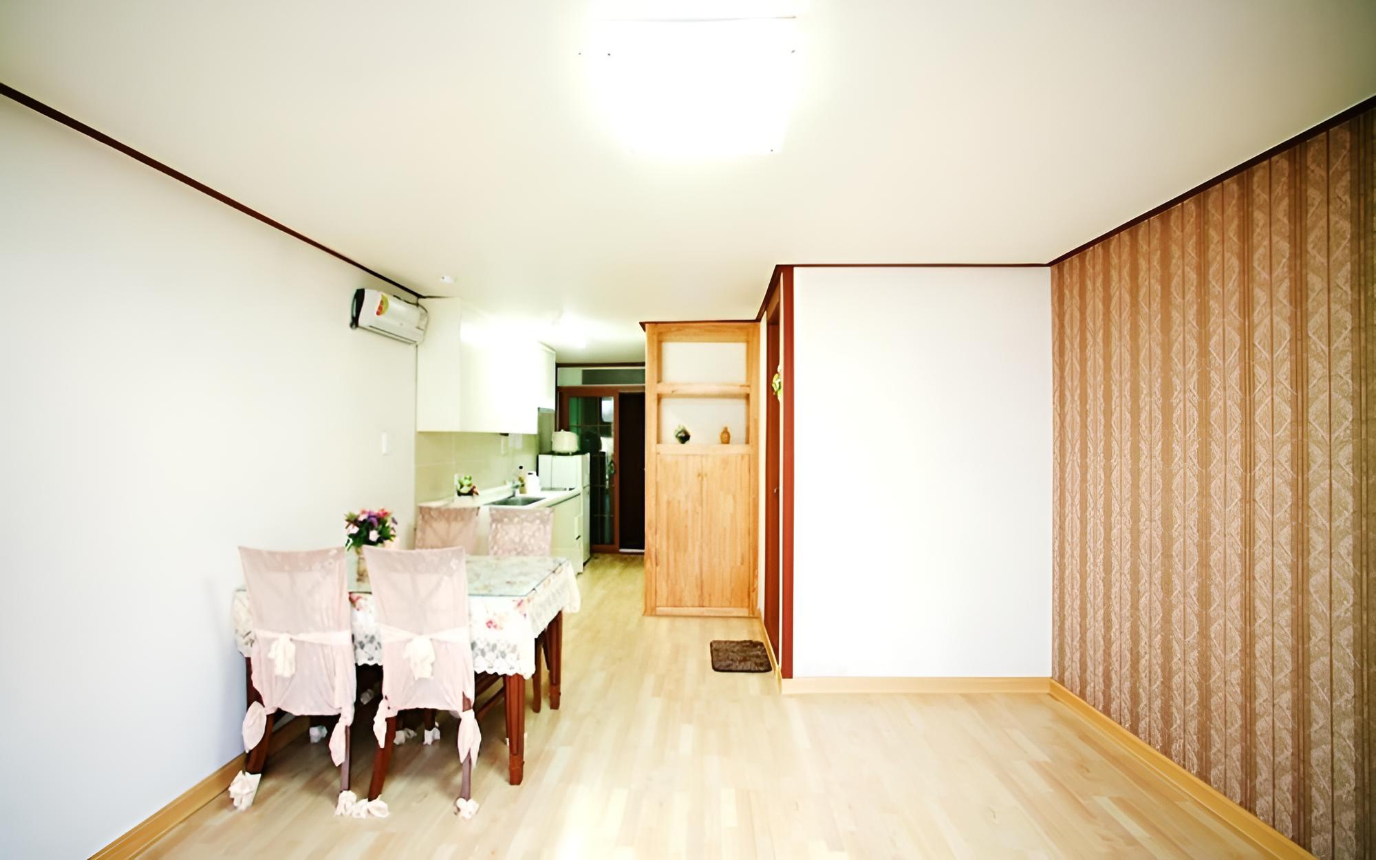 Room (Zelkova)