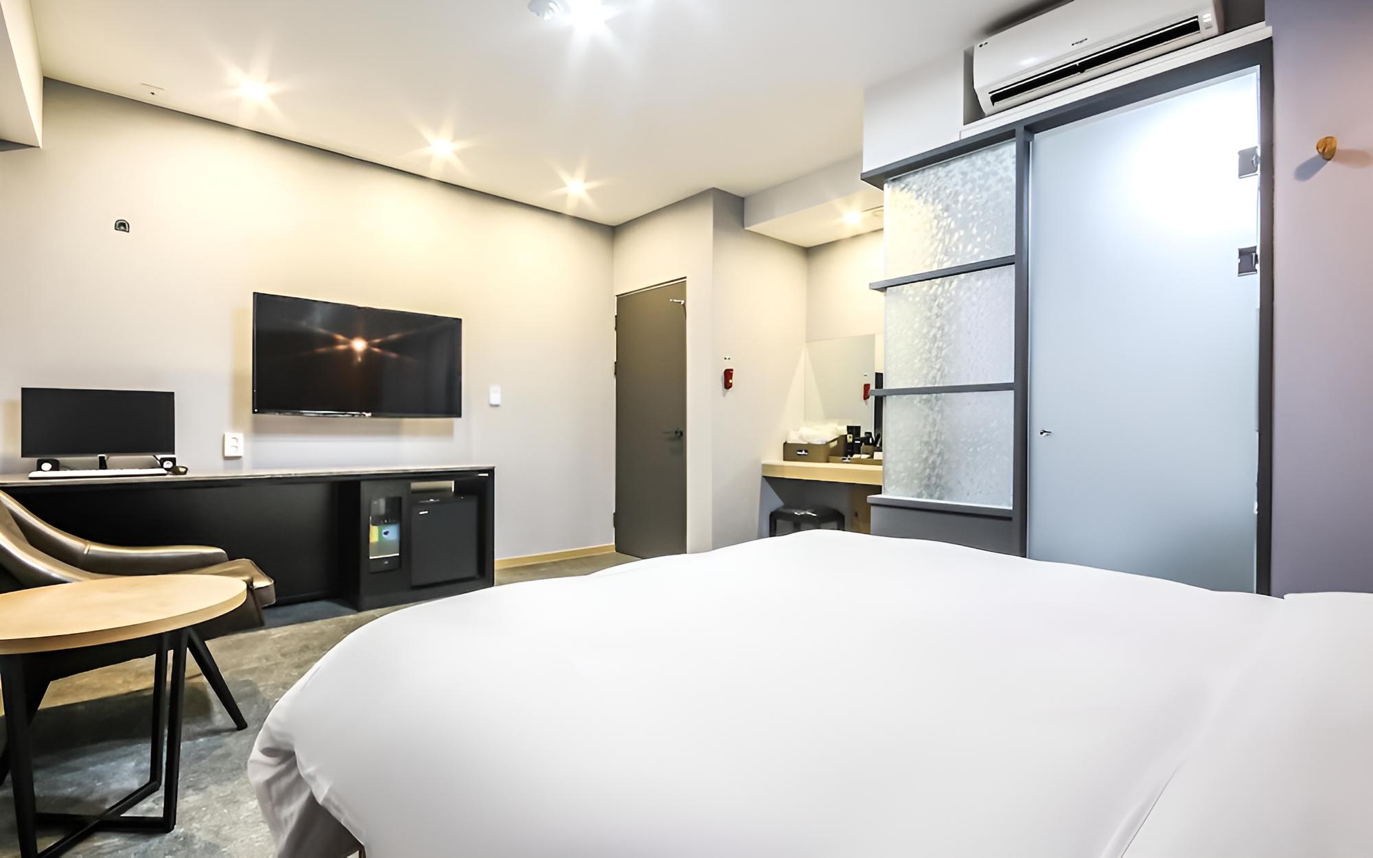 Room (Deluxe room (Netflix available - pers)