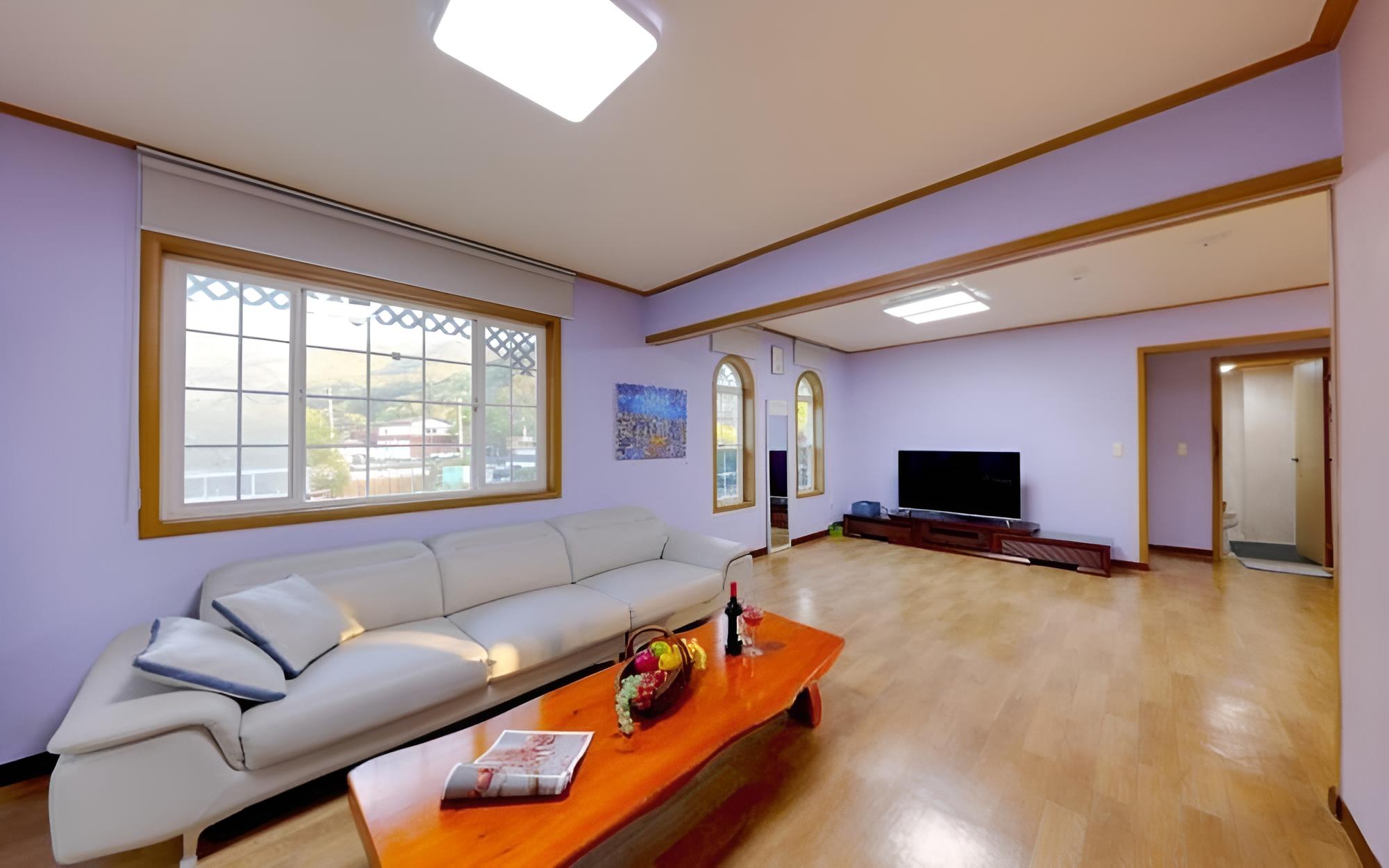 Room (Saengjong Pers)