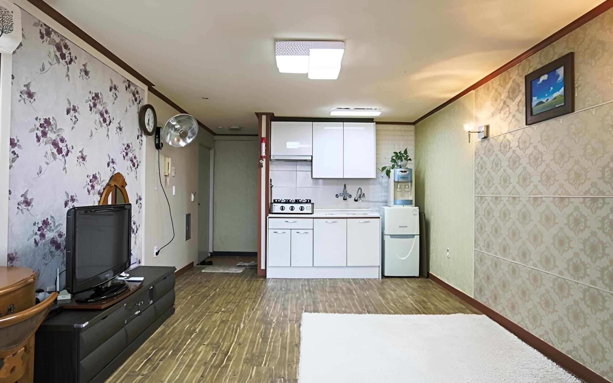 Room (Korean Room 203)