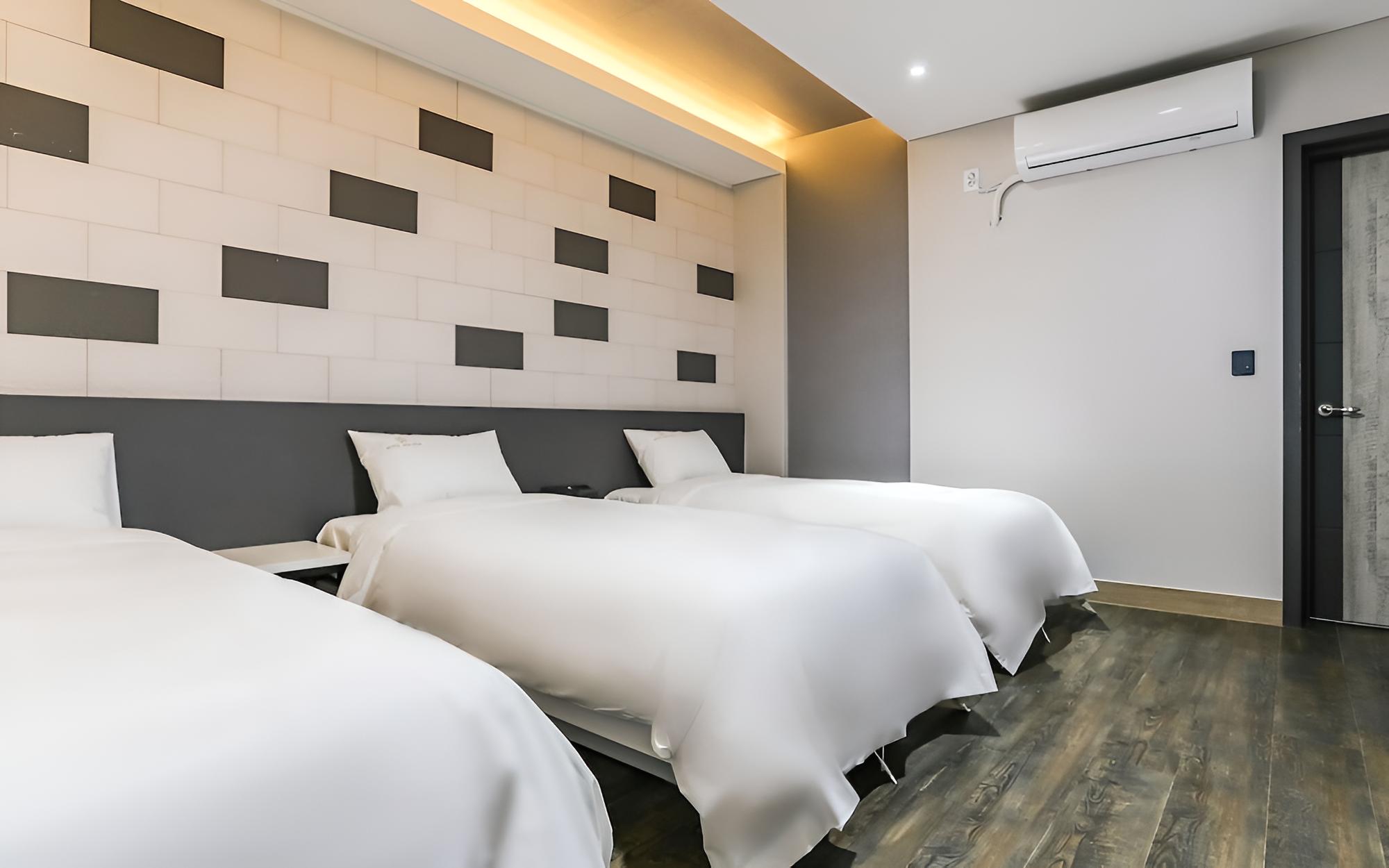 Room (Triple)