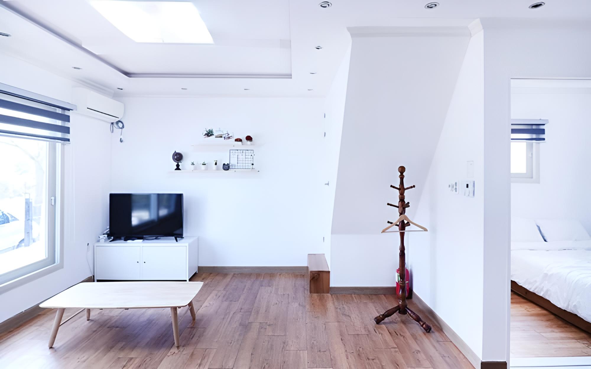 Room (Room 201 (1F))