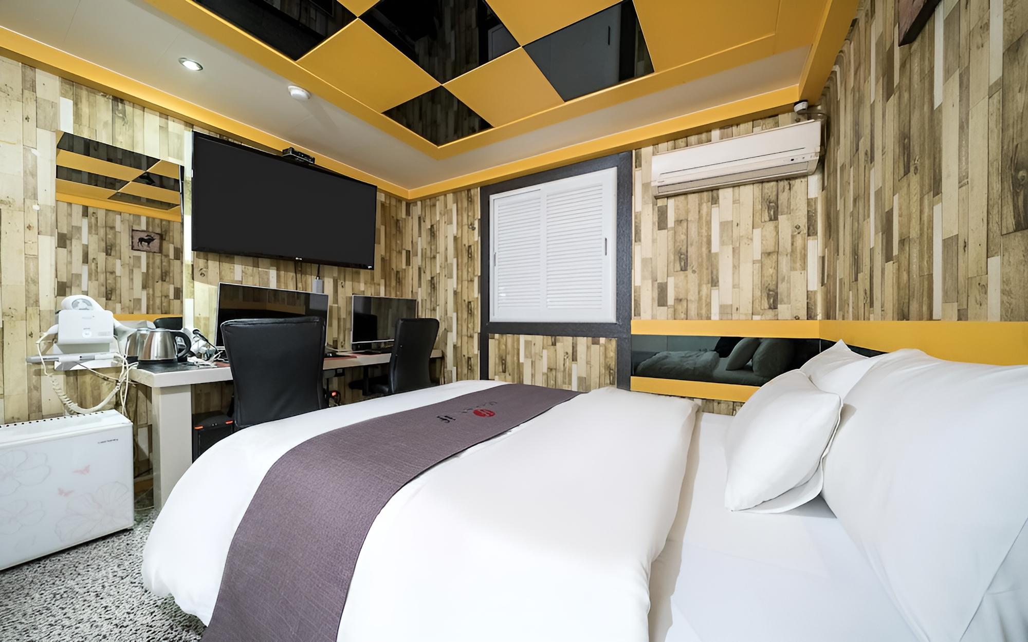 Room (Deluxe couple PC room)
