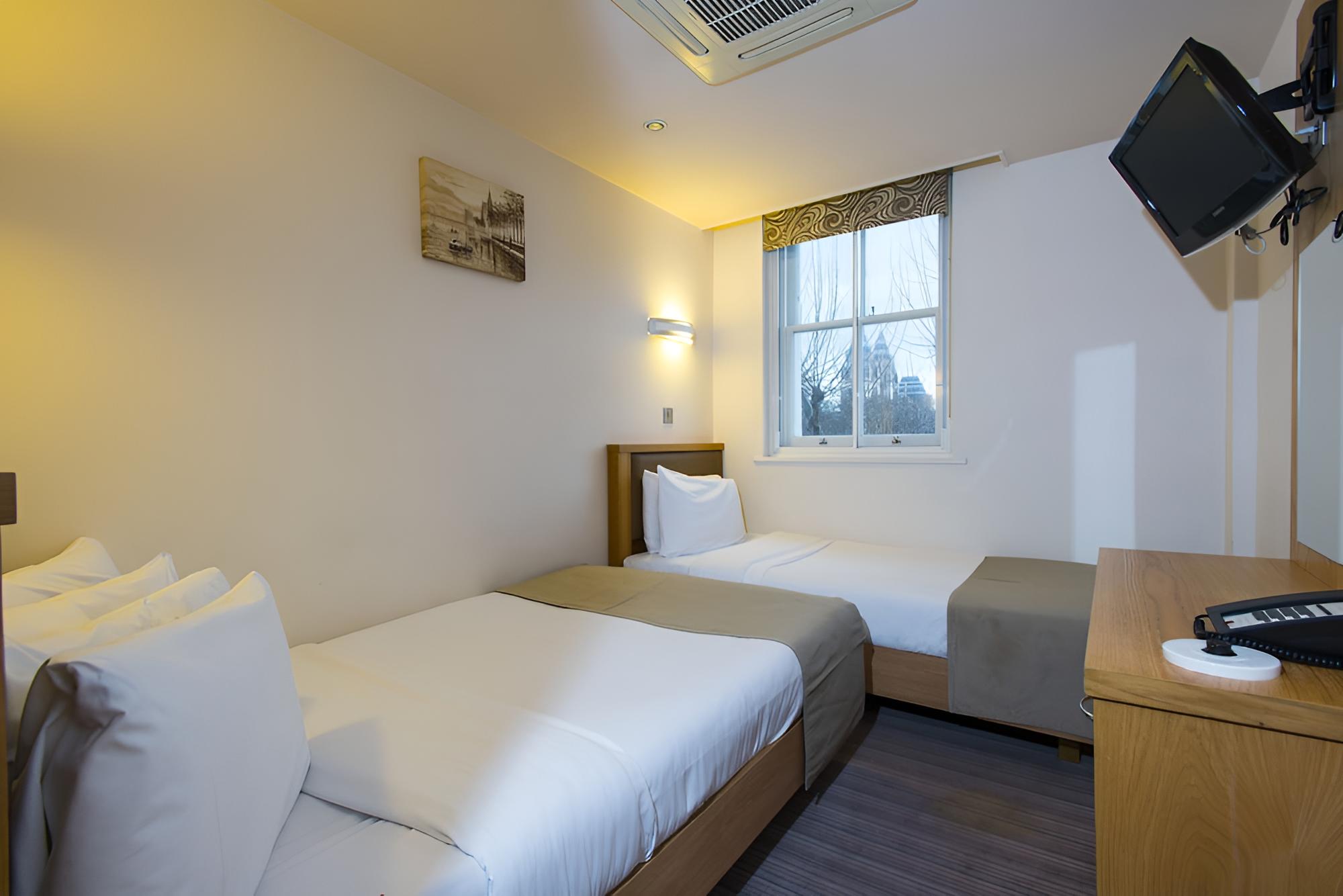 Triple Room, Multiple Beds