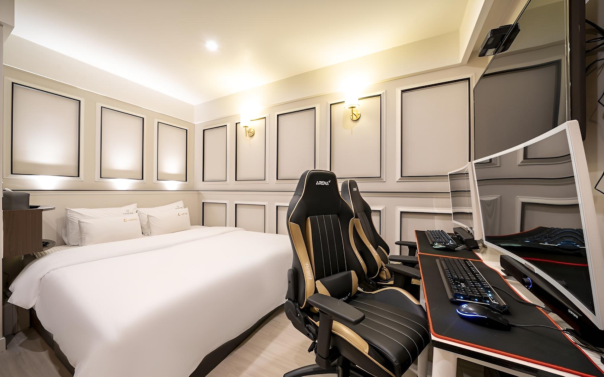 Room (Premium high-spec couple PC available)