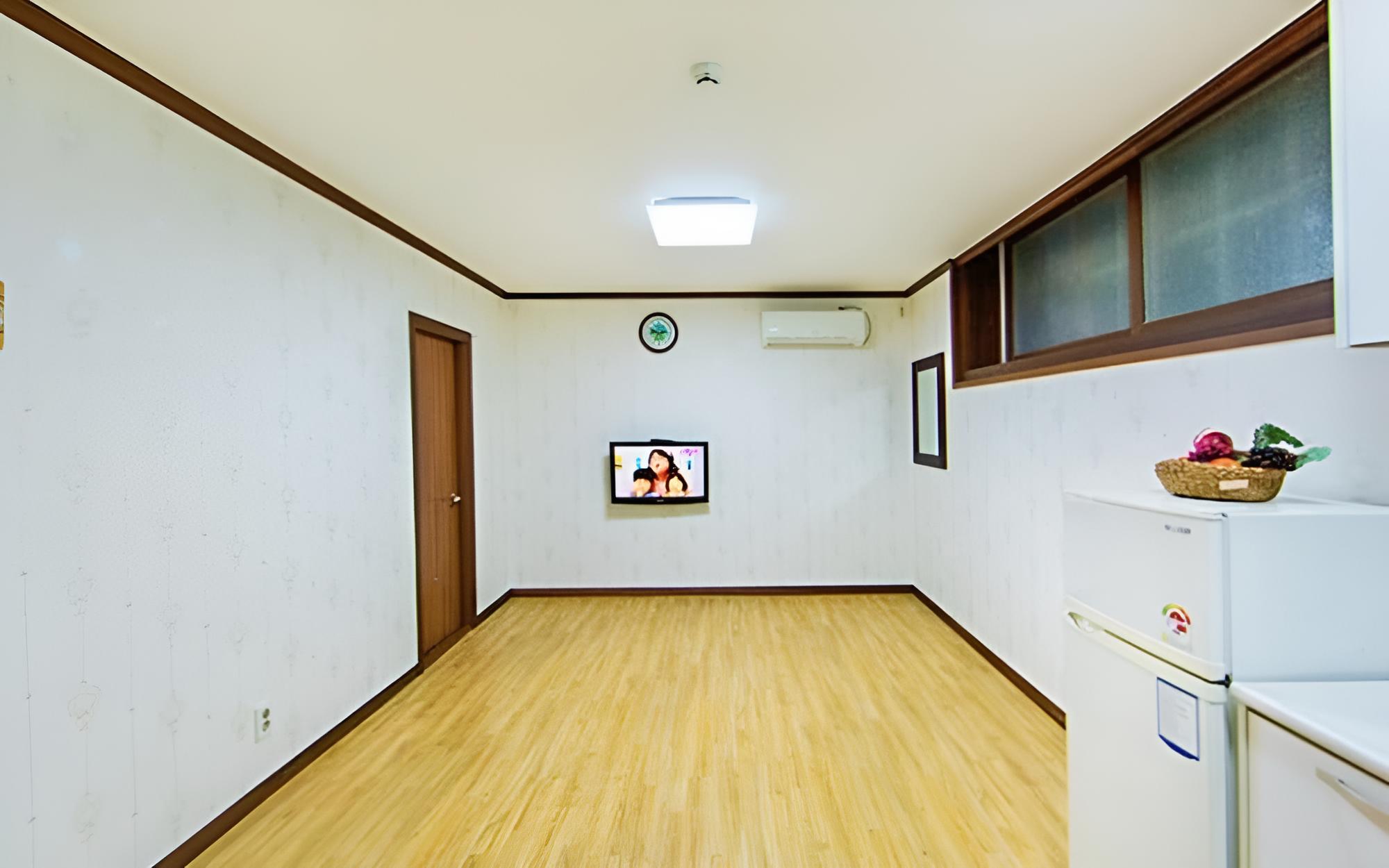 Room (No 102 (semi-underground))