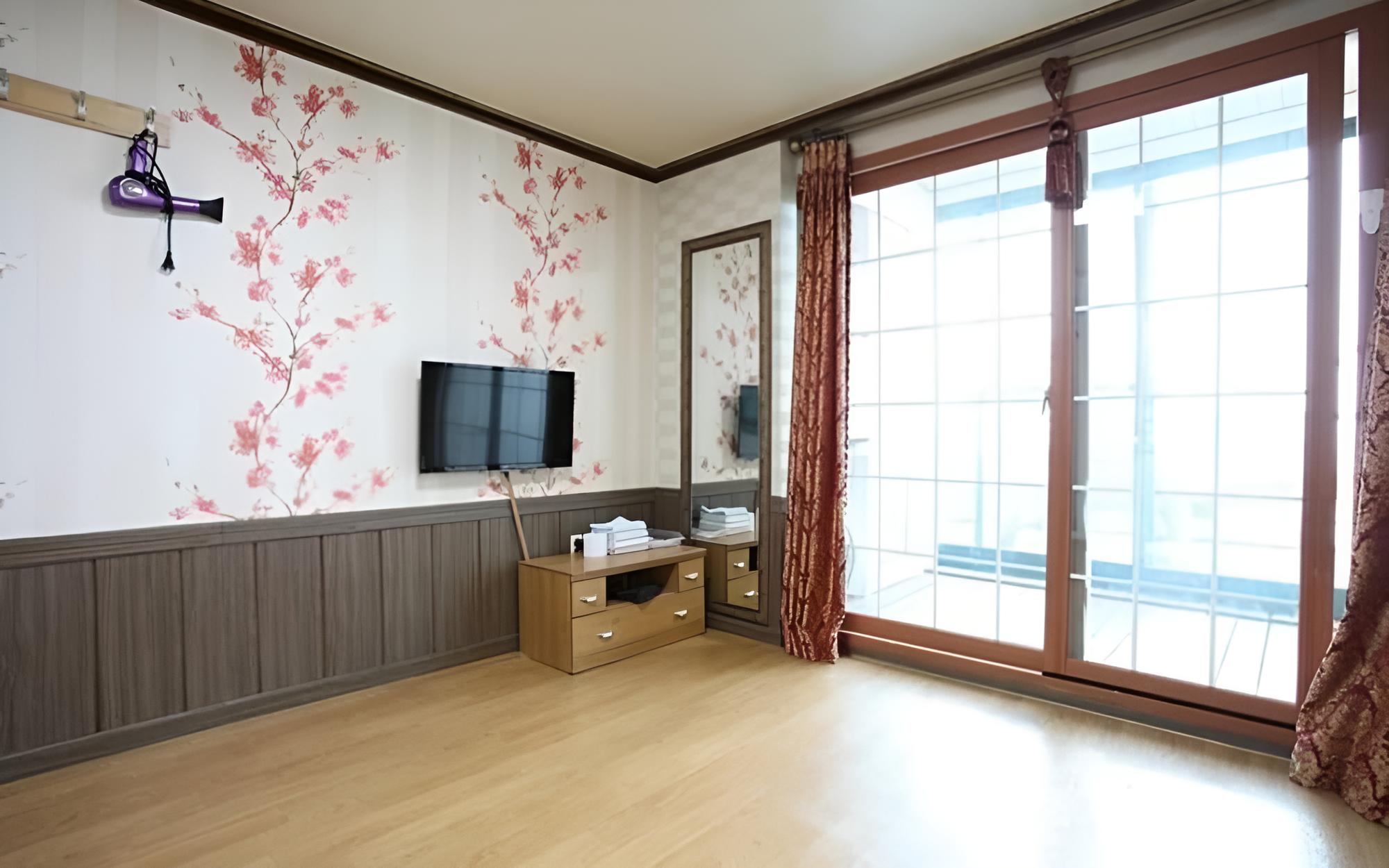 Room (Room 309 (Ondol Room))