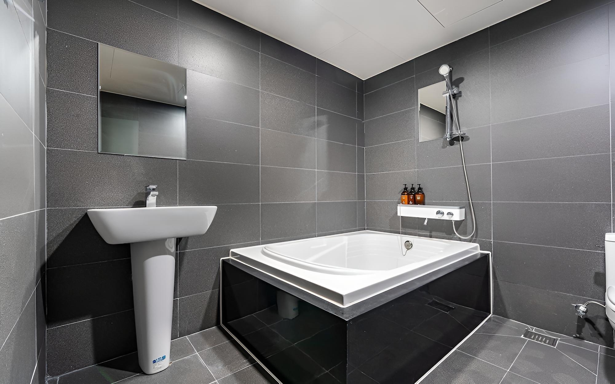 Room (VIP * massage chair*(Netflix viewable) - Photo 16