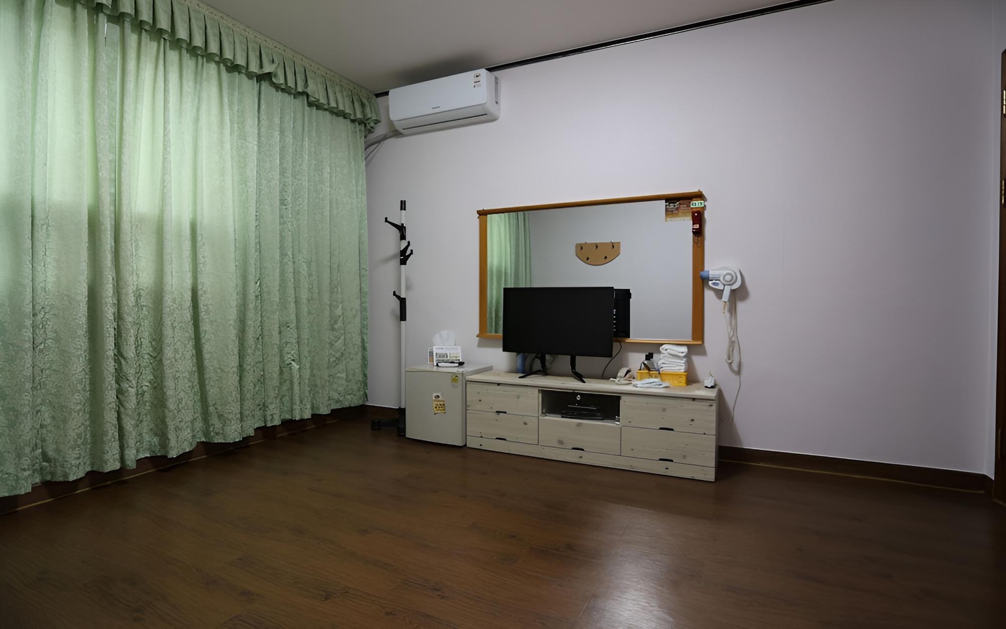 Room (Ondol Room)
