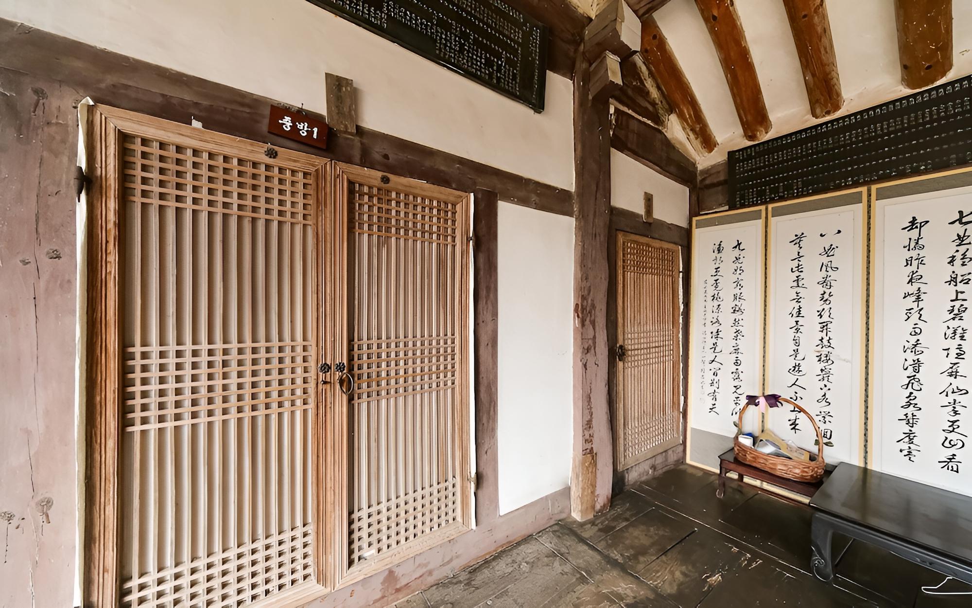 Room (Medium Room (Hwangto Ondol Room Pet N)