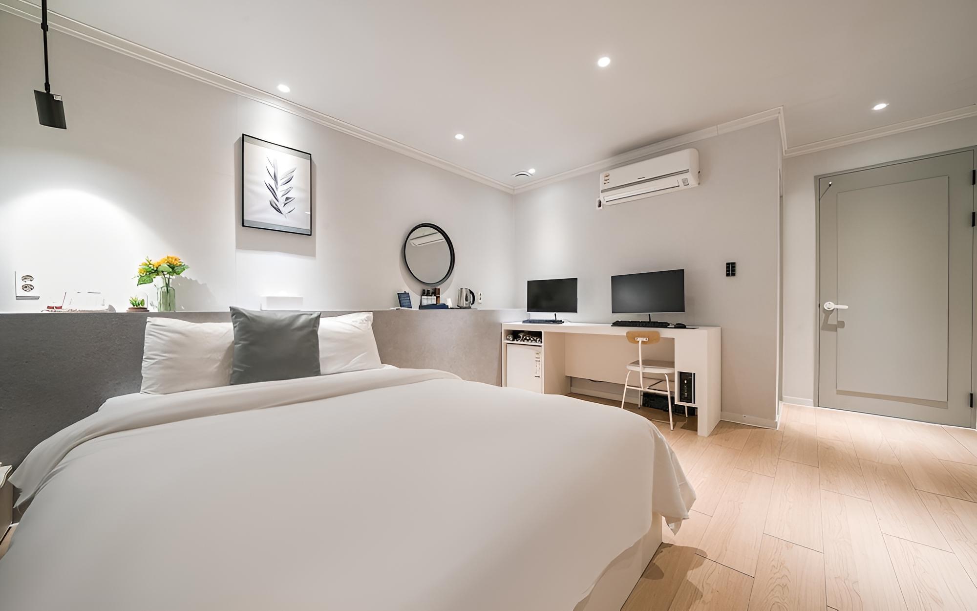 Room (Couple PC room (Netflix Gaming Couple)