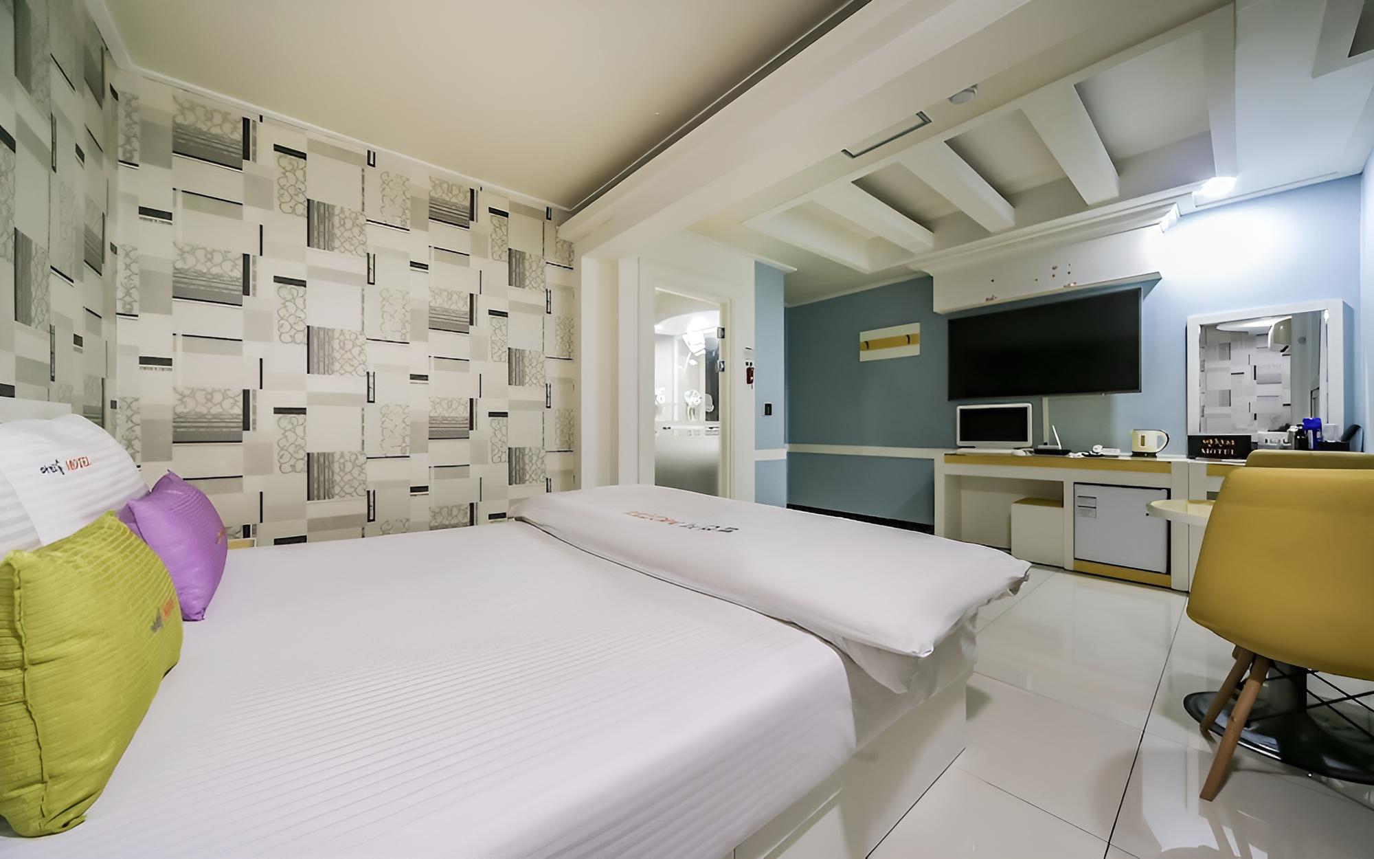 Room (Standard Room A (55-inch TV)) - Photo 9