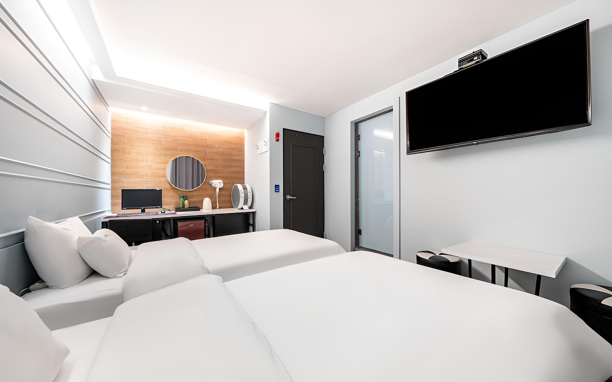 Room (TWIN (air purifier Netflix available))