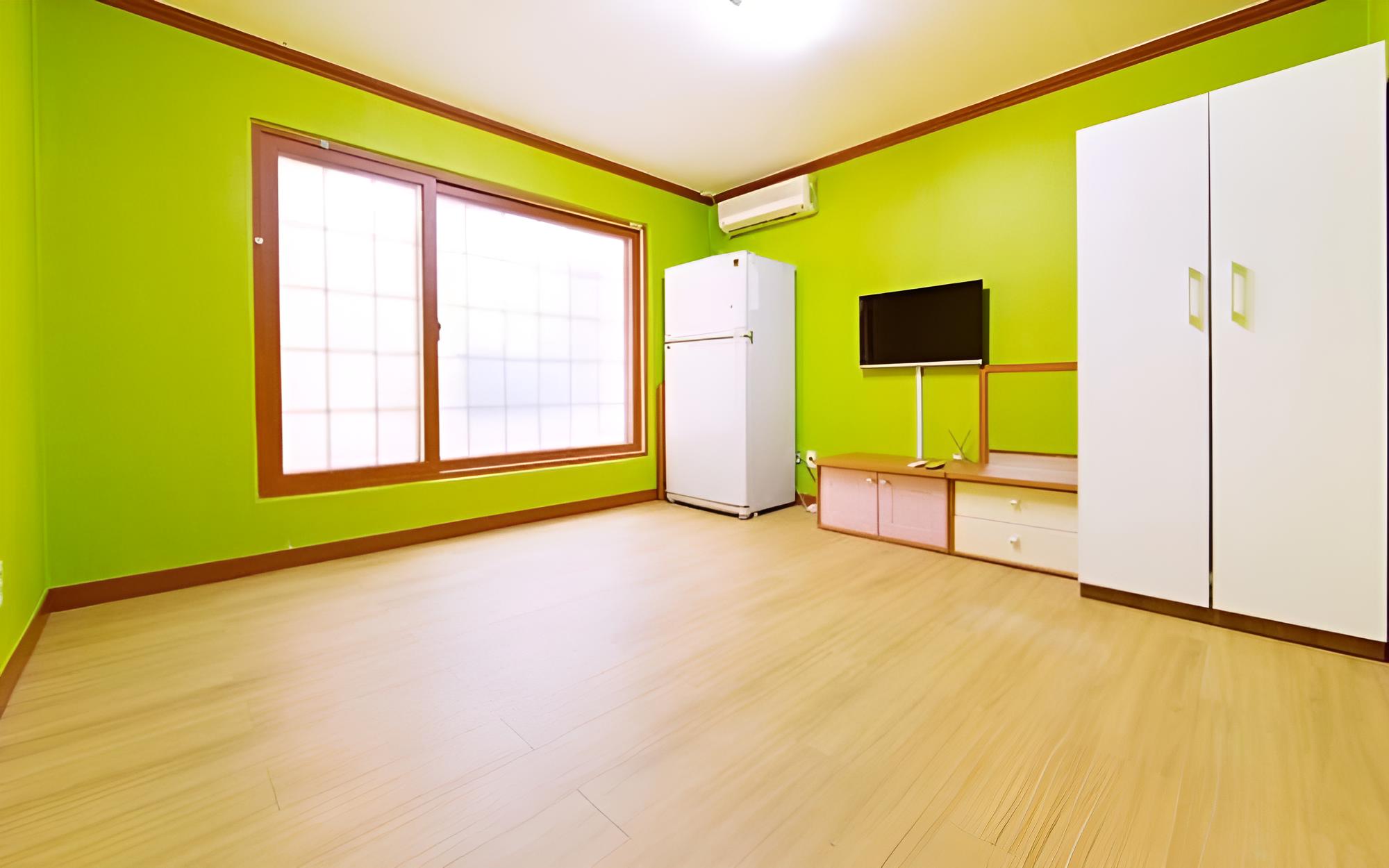 Room (4-6 People Room-Room 203)
