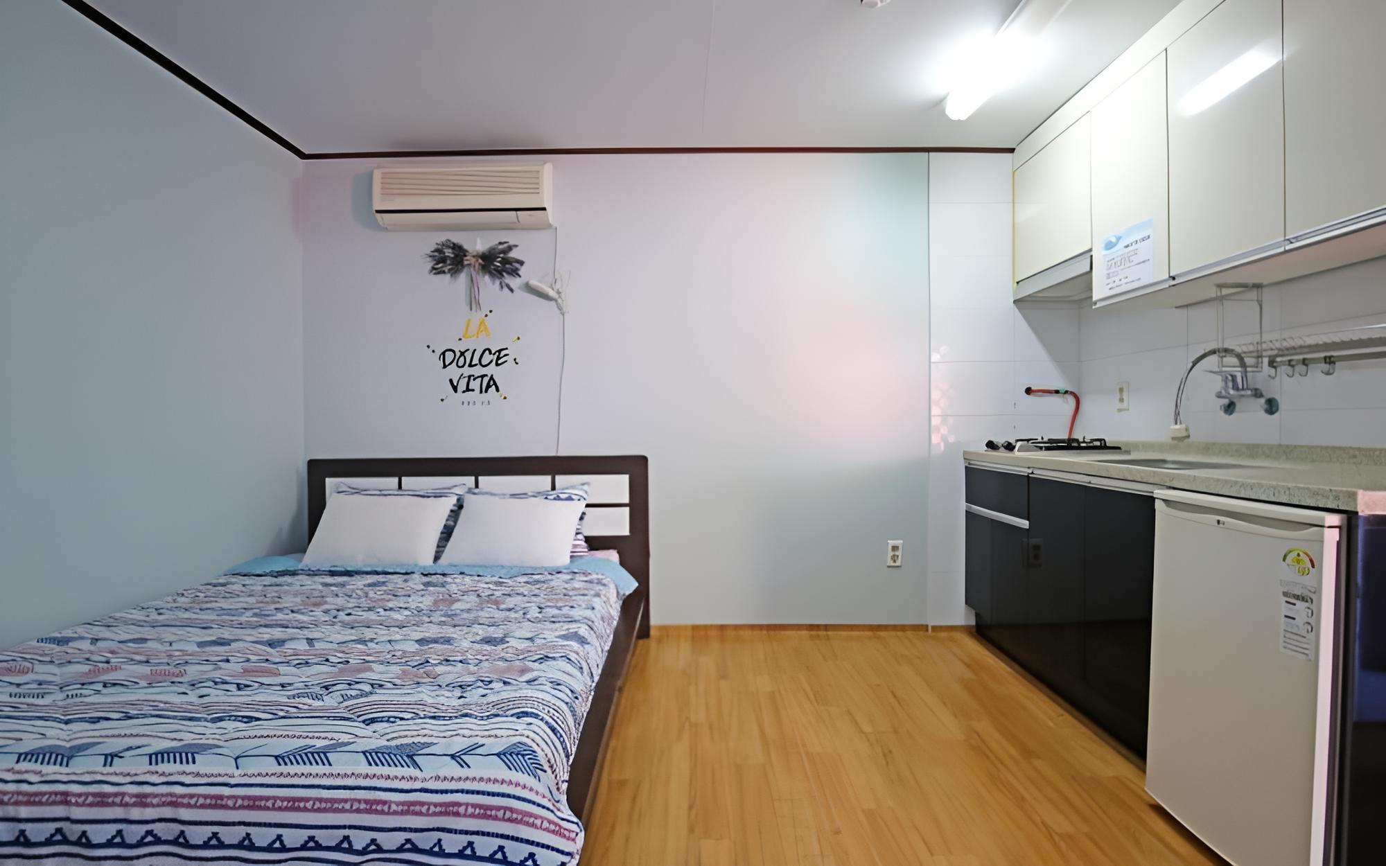Room (Sunflower)