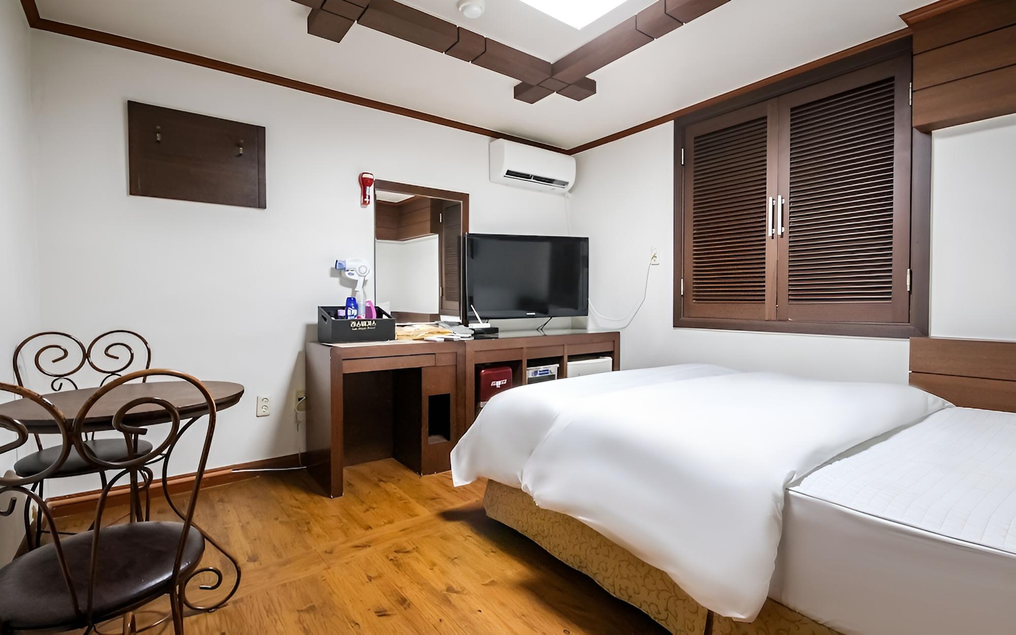 Room (Standard Room (Air Purifier)) - Photo 4