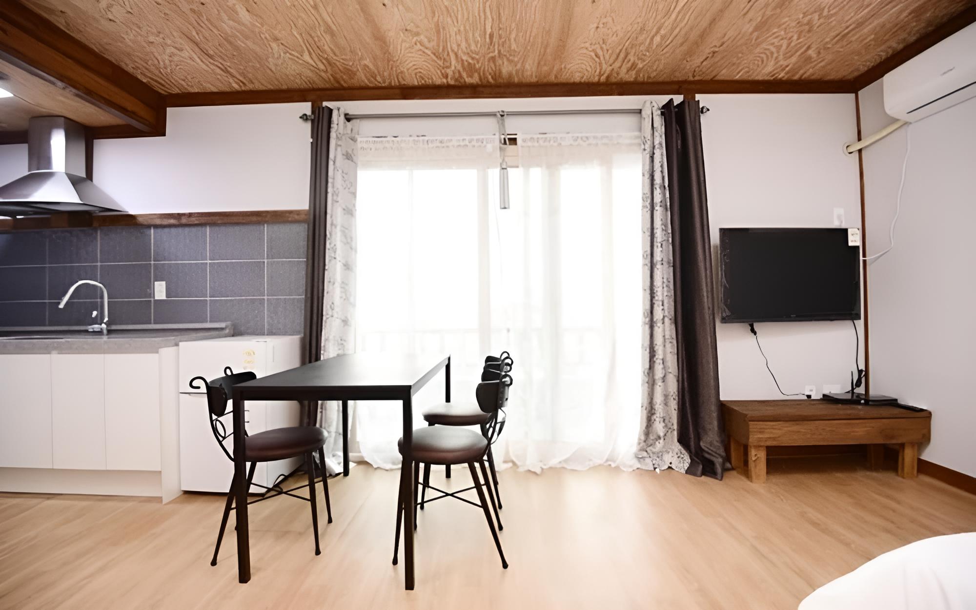 Room (No 203) photo 3