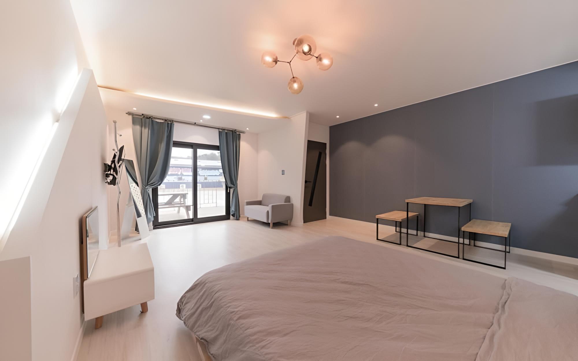 Room (C-1 (individual terrace dog park indi)