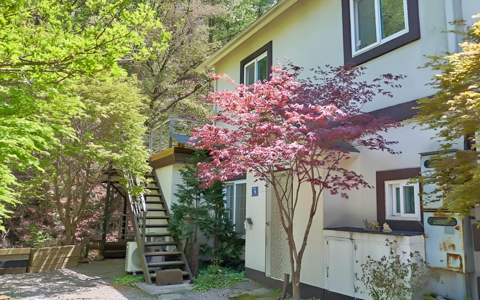 Room (Grand Room (Unshared House Duplex)) - Photo 11