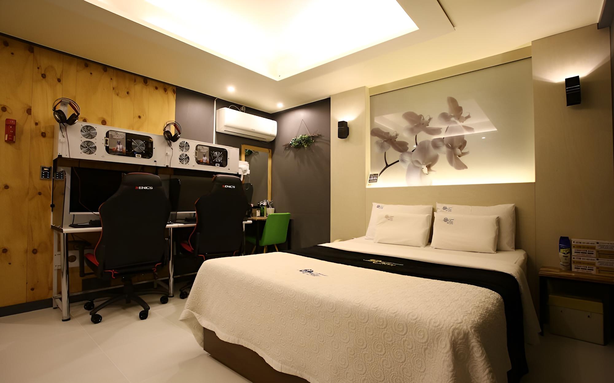 Room (Game room (PUBG available RTX2060 gam)