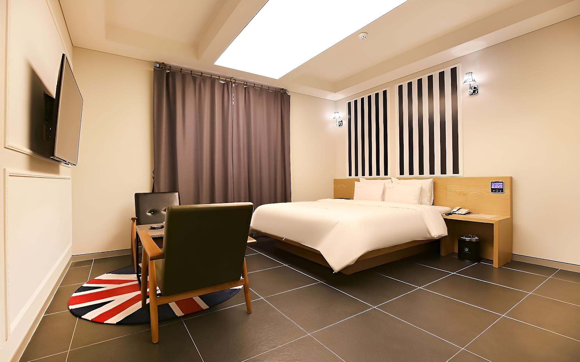 Room (Modern A (Netflix available air purif)