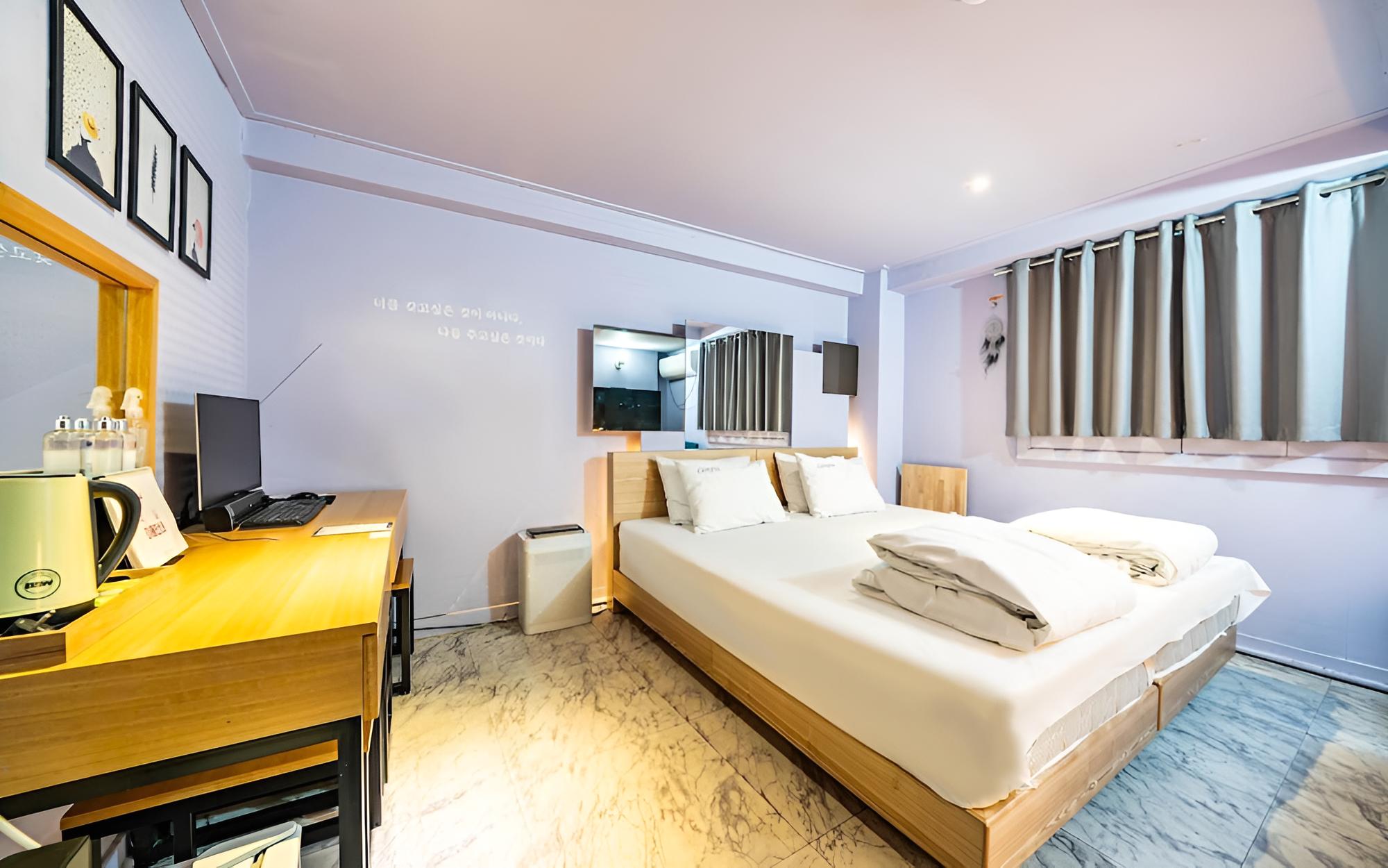 Room (Friends Twin (1 PC two beds bathtub N)