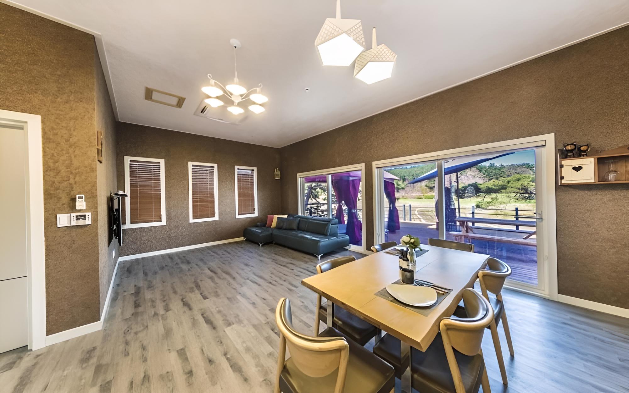 Room (Evergreen Road (Unshared House))