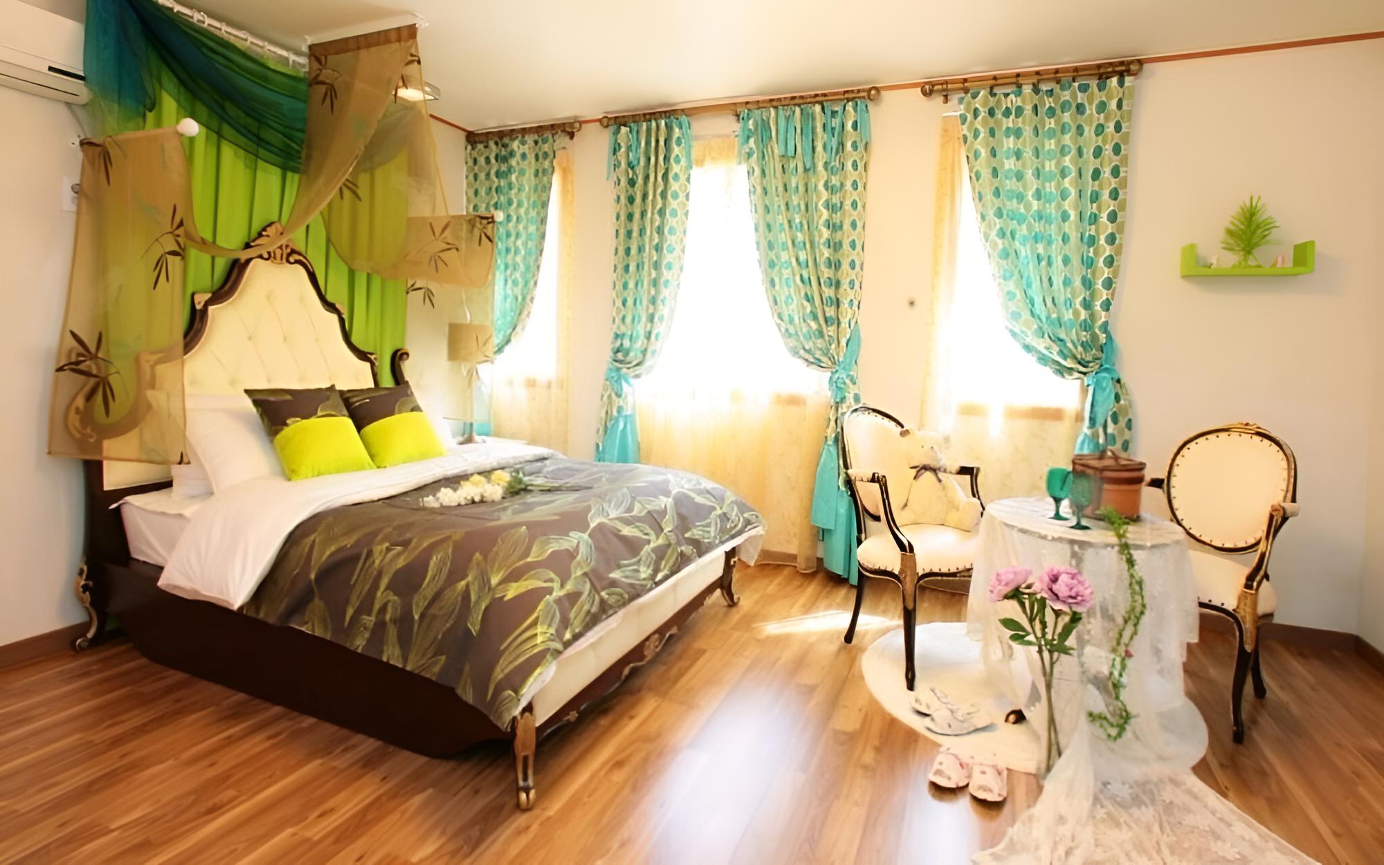 Room (Lavender)