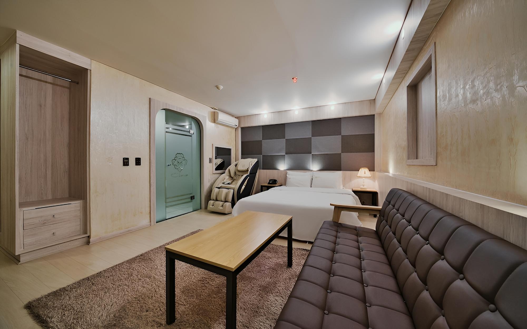 Room (VVIP (75" TV Netflix styler massage c)