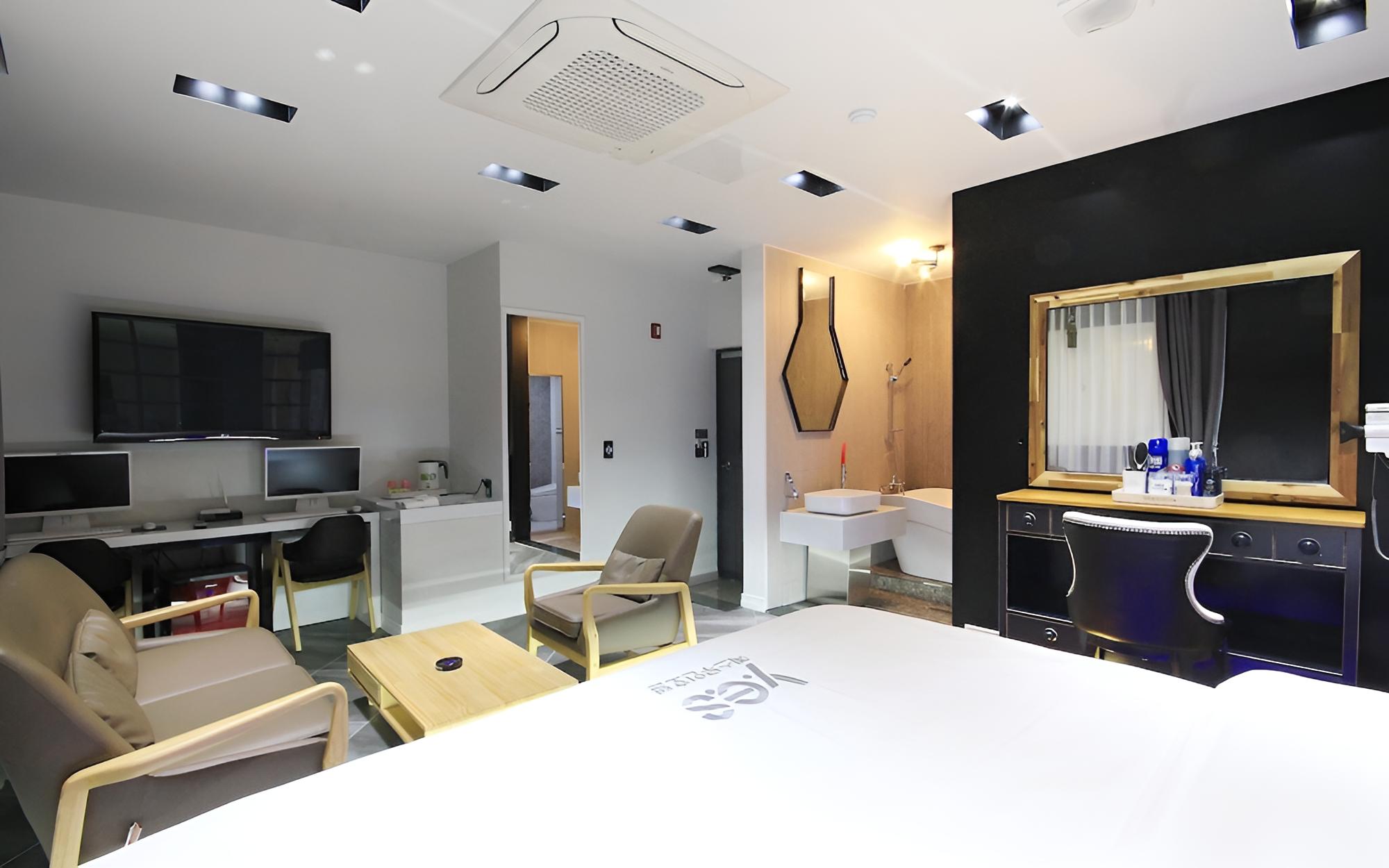 Room (Premium Gold (Netflix available LG st)