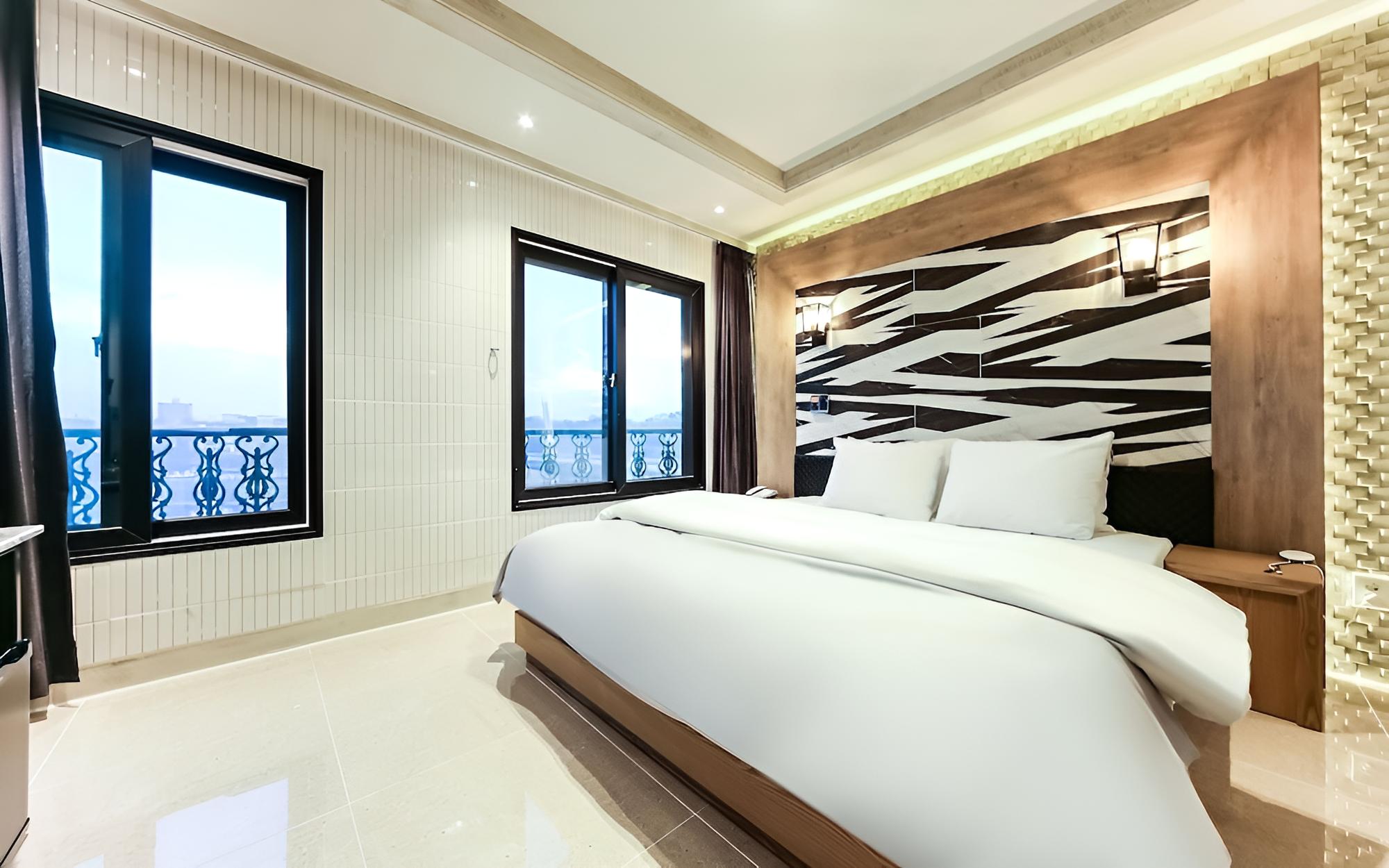 Room (Twin Residence)
