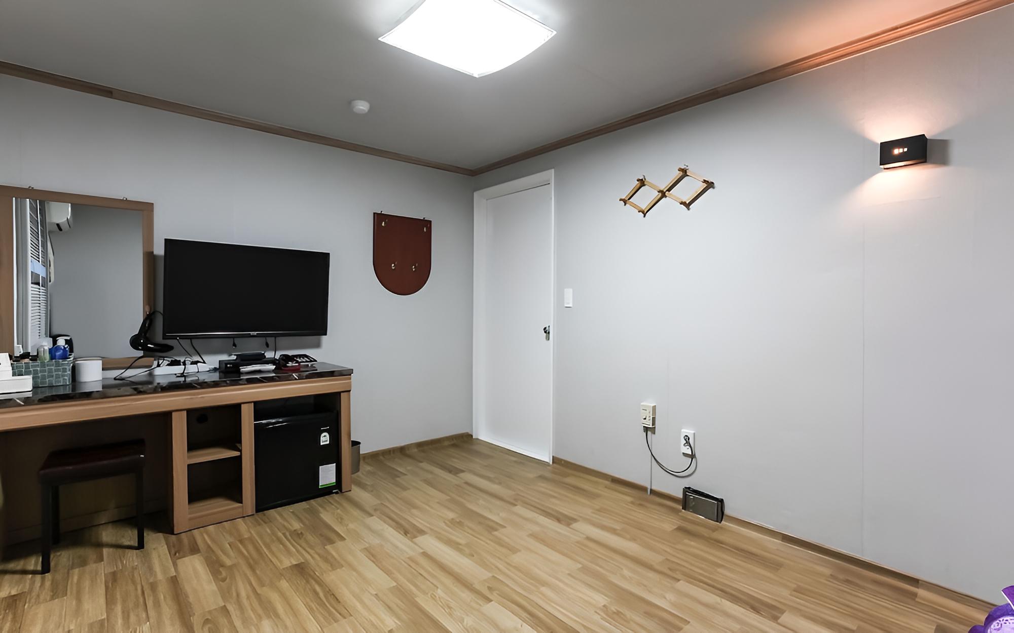Room (Ondol Room)