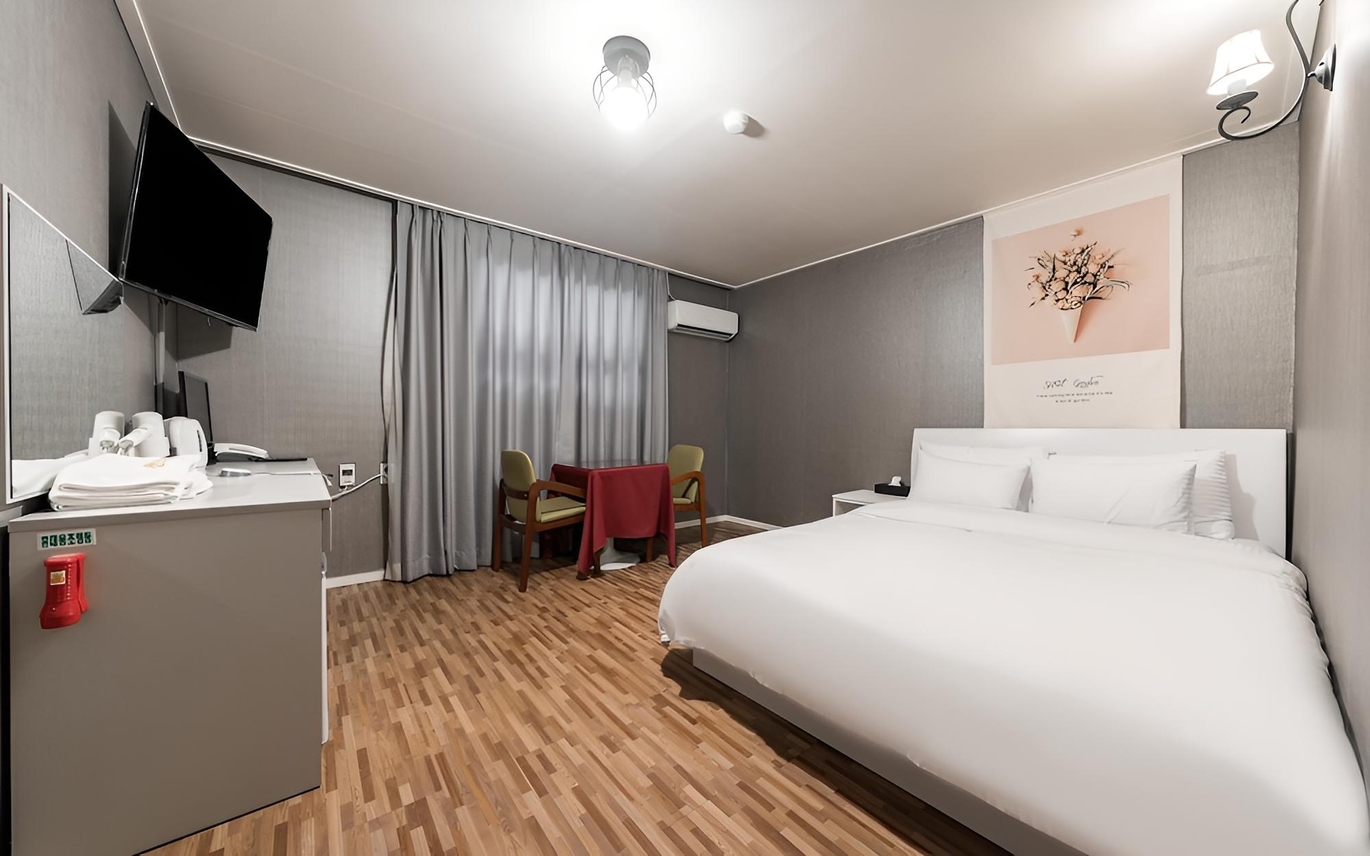 Room (River View (no PC Netflix + Wave + Yo) - Photo 1