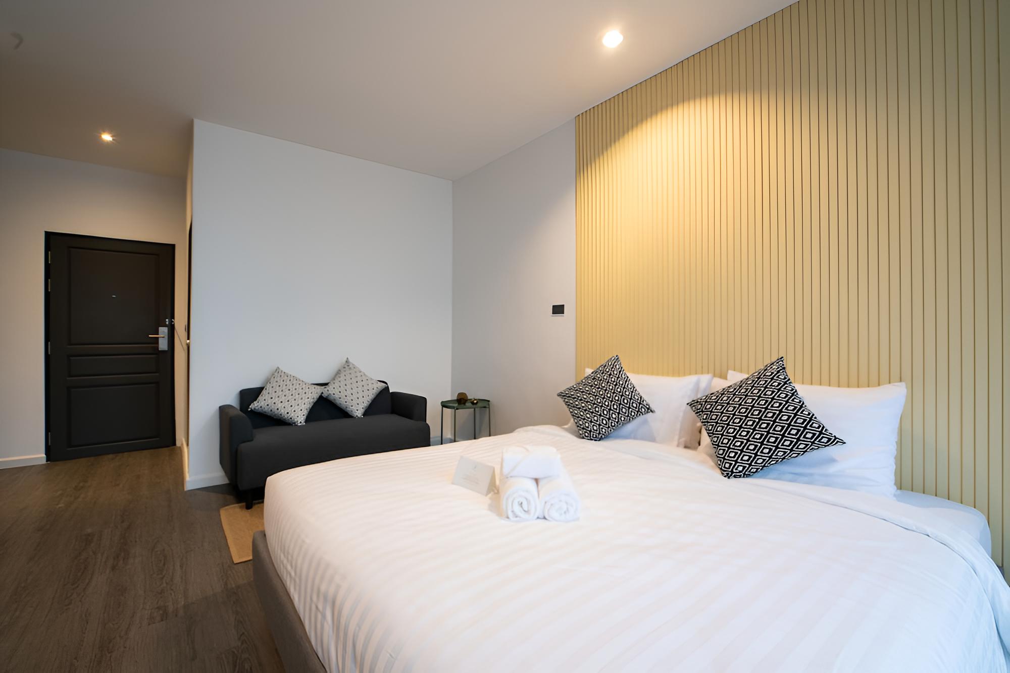 1 King Bed Riverfront photo 1