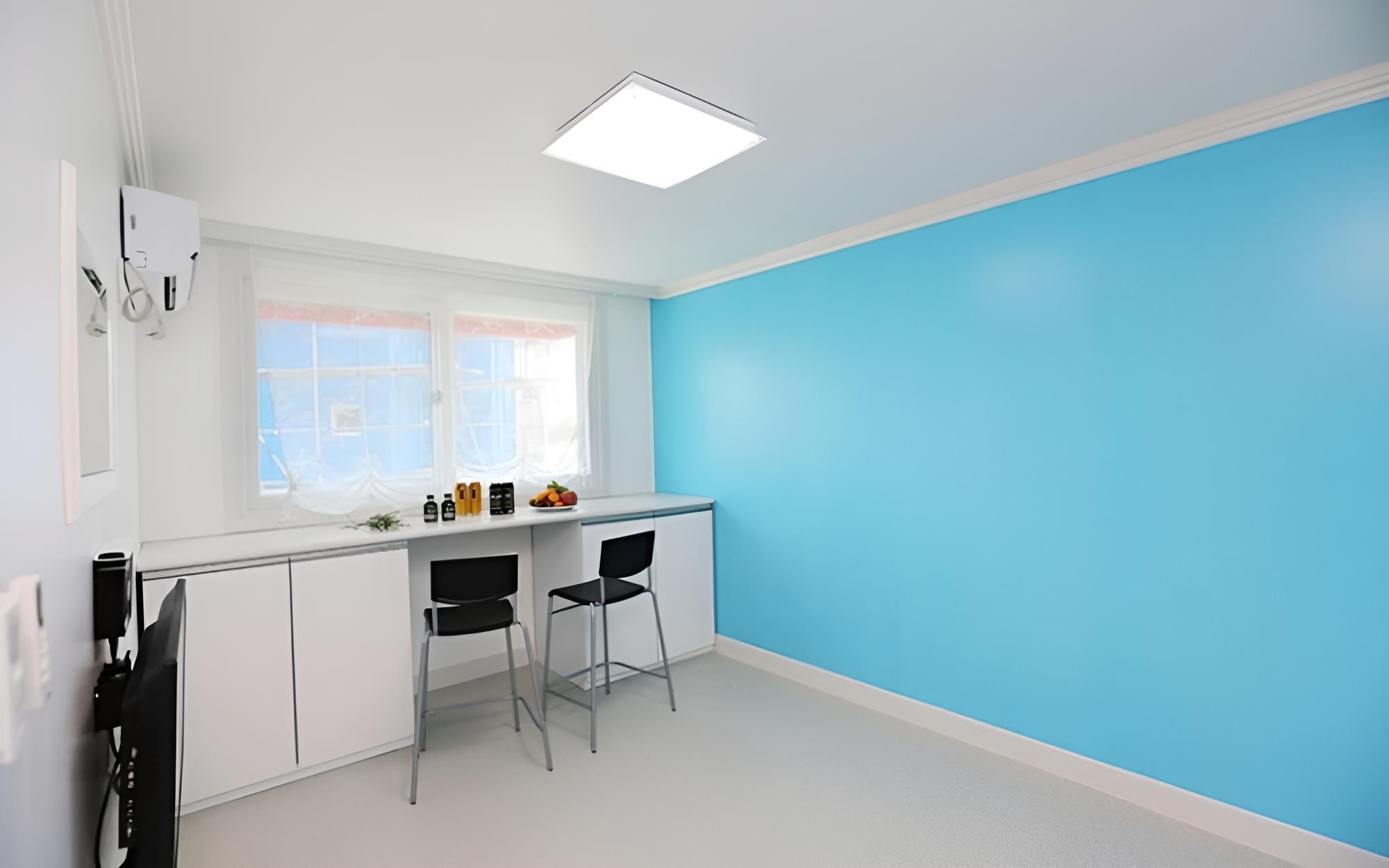 Room (R2-1 [Bed + Living Room (Two Room)])