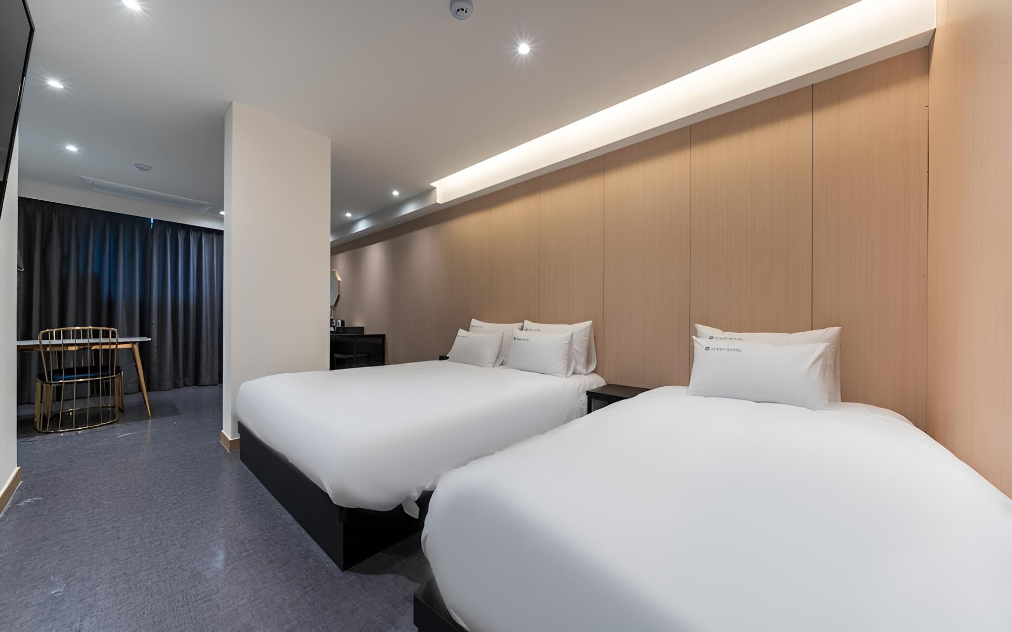 Room (Luxury Twin Family Room (Pool BBQ) (Y)