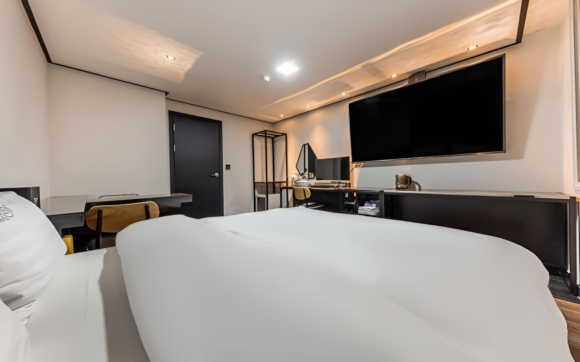 Room (Deluxe Room (No Parking Netflix Avail)