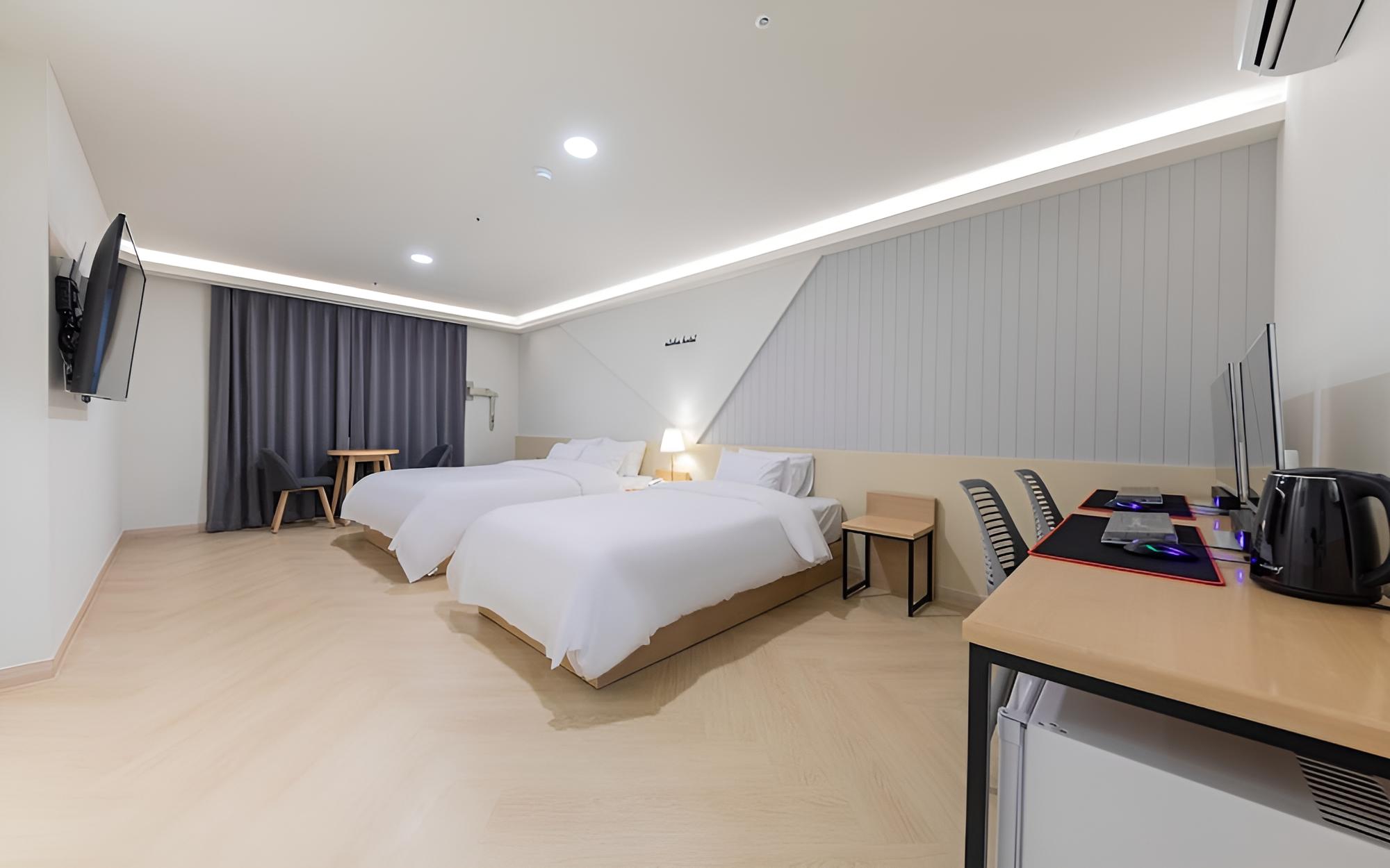 Room (Suite (Two beds/Couple PC/Additional )