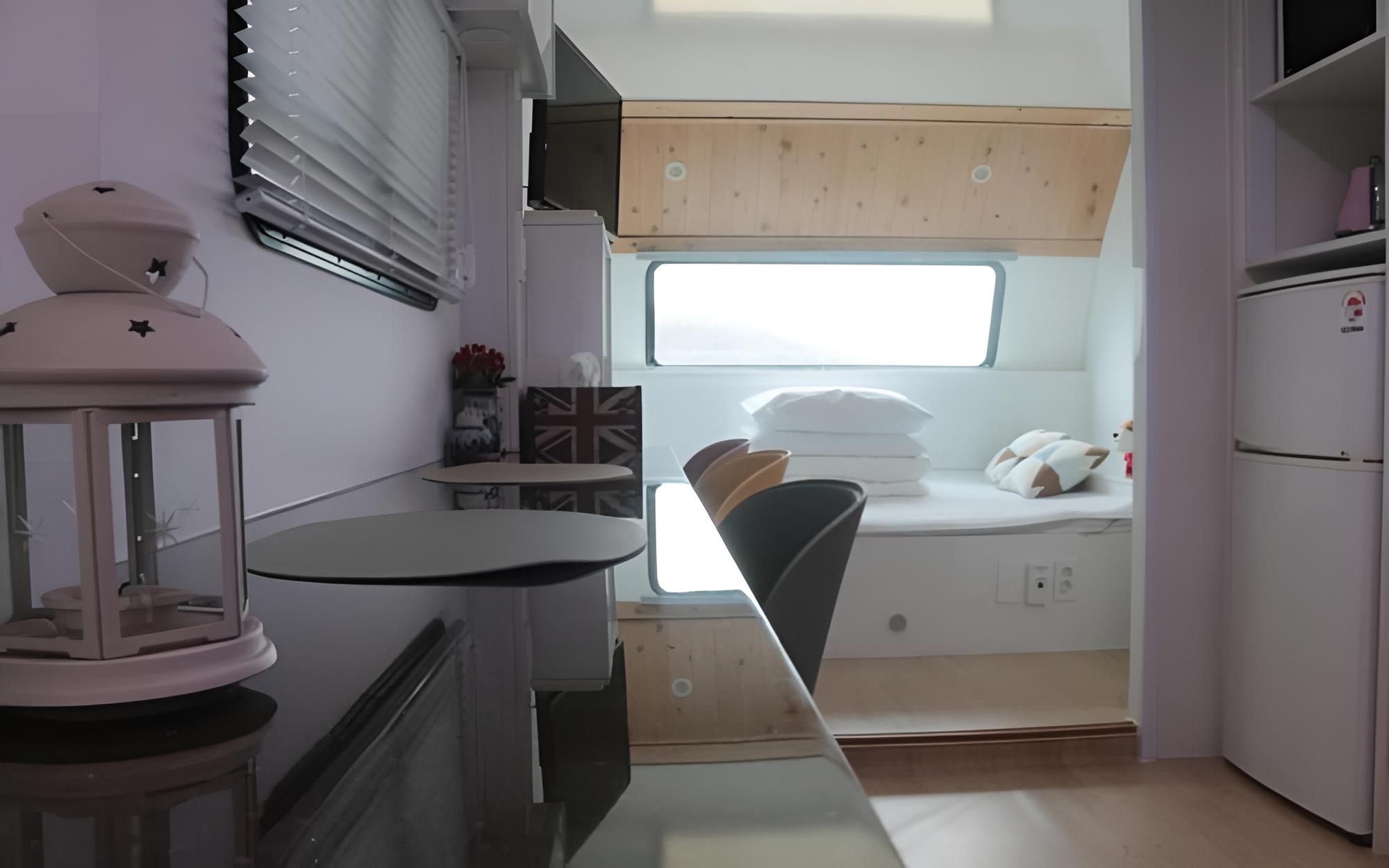 Room (Finland (caravan))