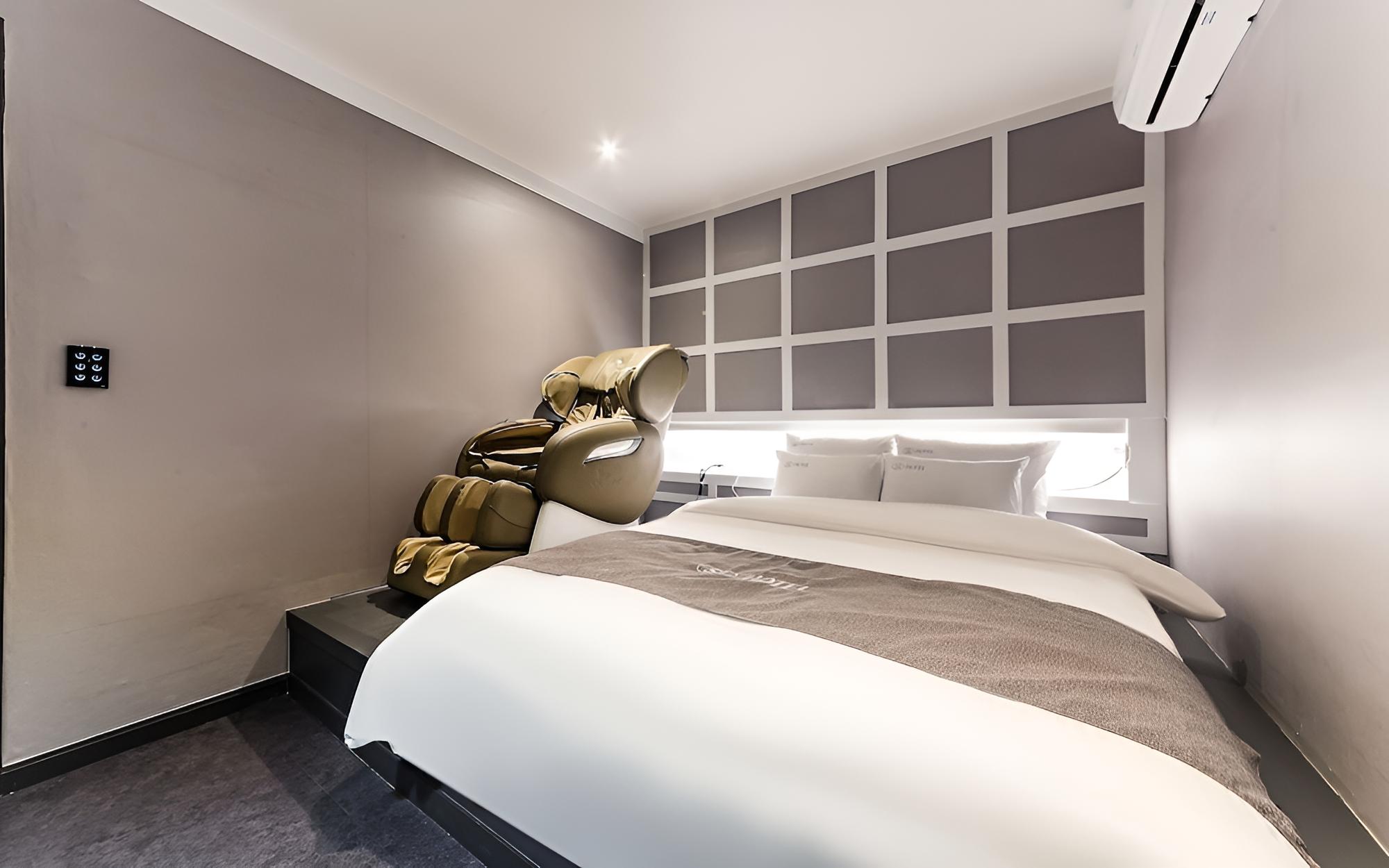 Room (Massage Chair)