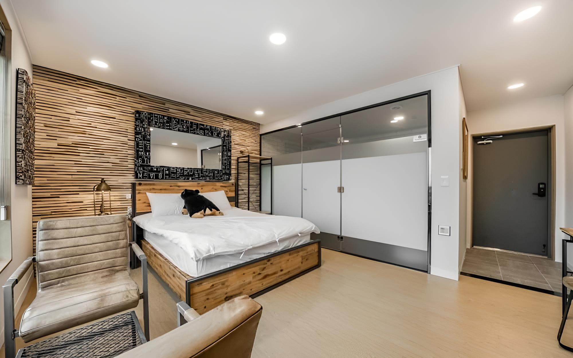 Room (B-202 (2nd floor))