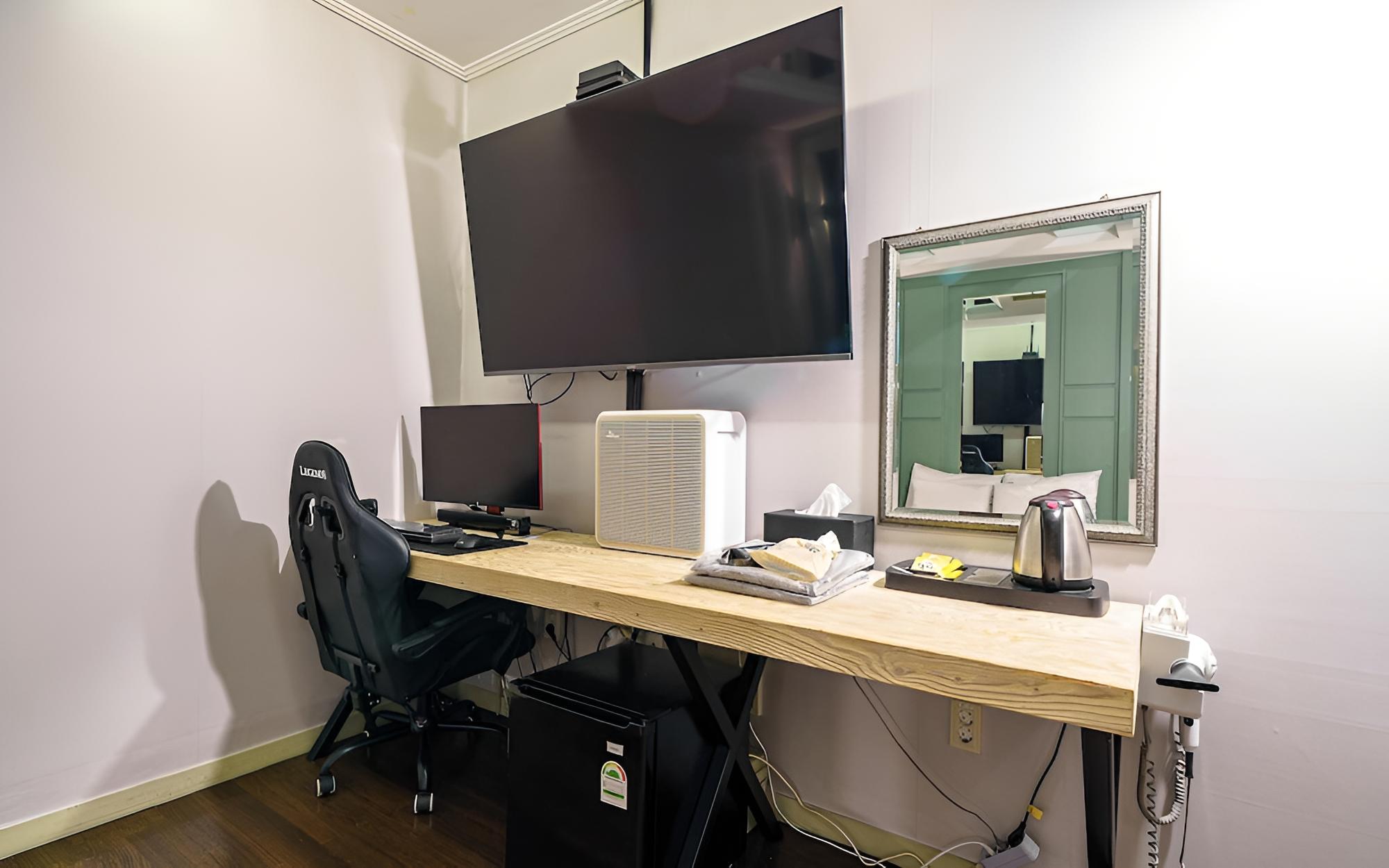 Room (Deluxe - 1 Pc of PUBG (Free Netflix D) - Photo 1