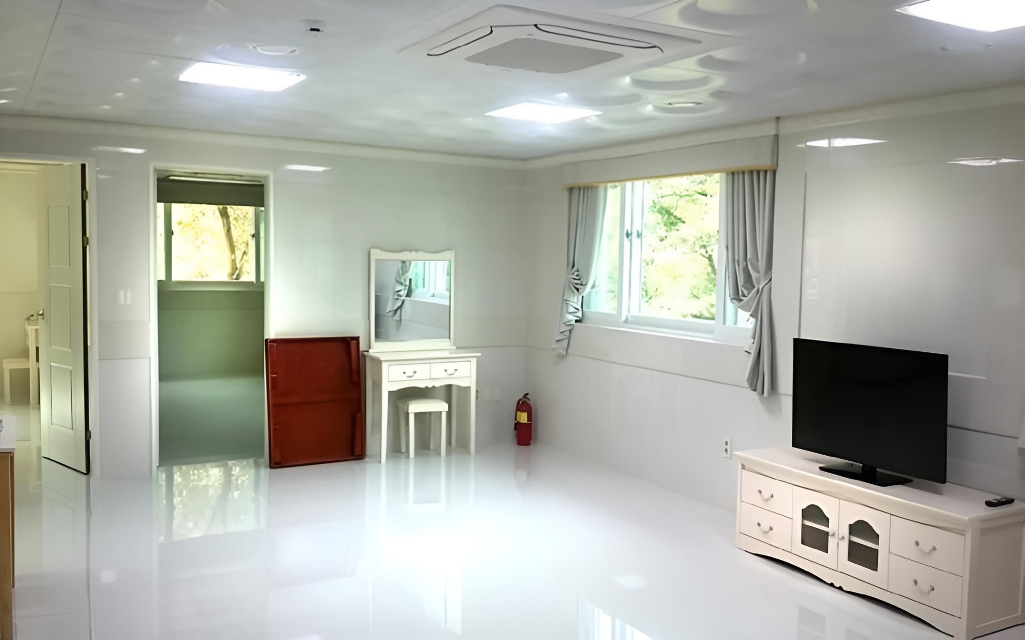 Room (Ondol Unshared House Pension 2F)