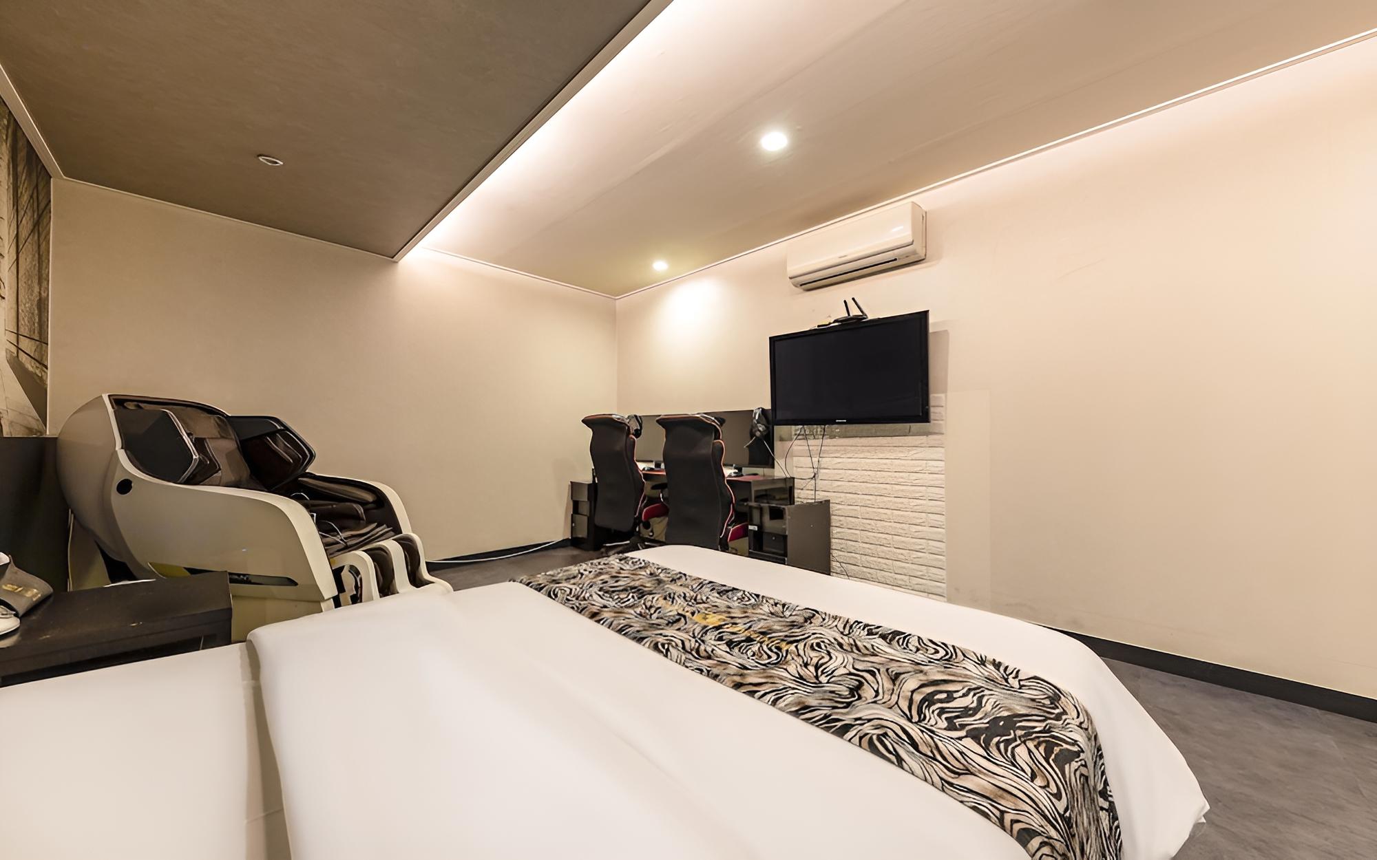 Room (VIP massage (Netflix/PUBG 2PC availab) photo 3