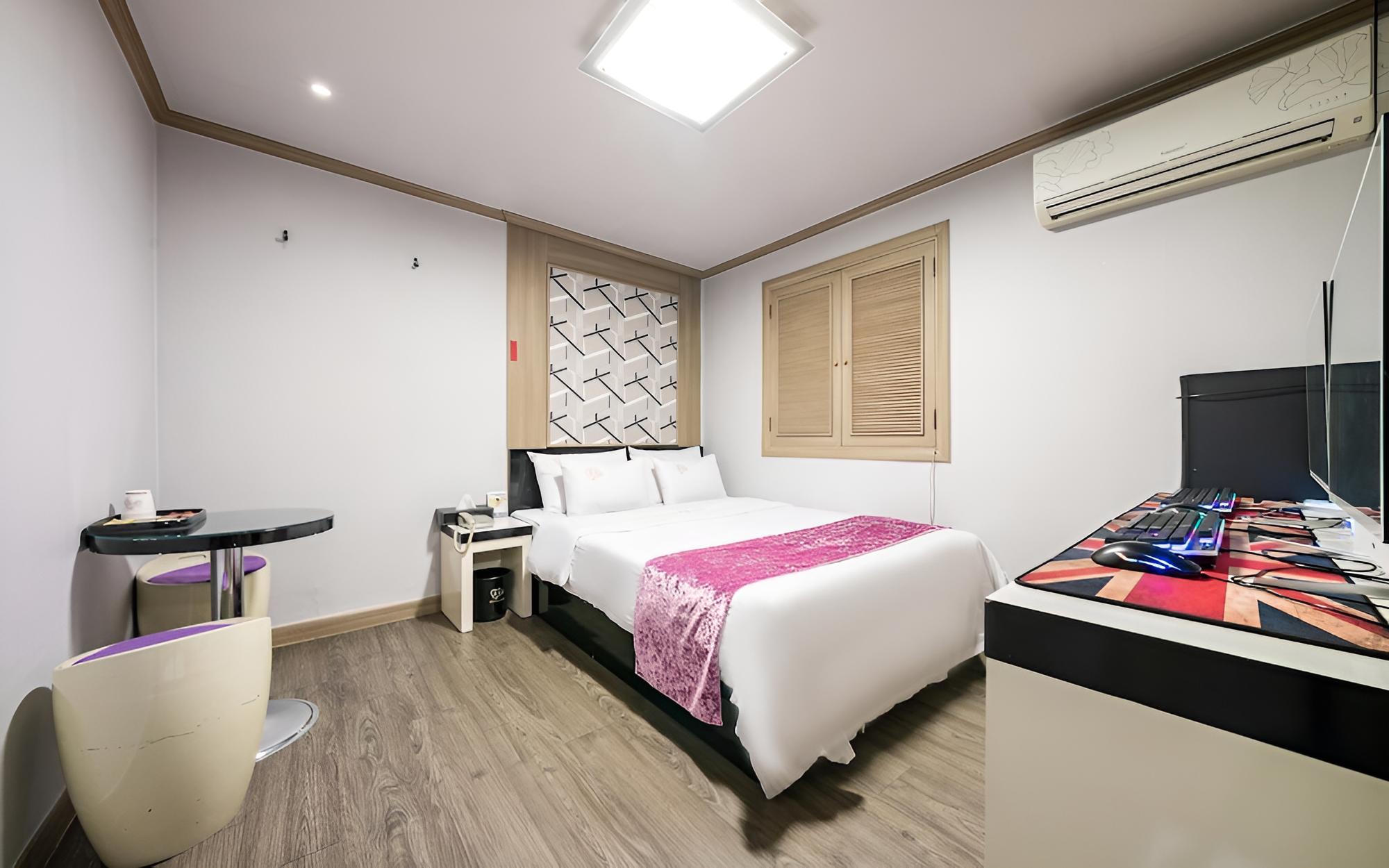 Room (Game room (bag Elion Netflix free to )