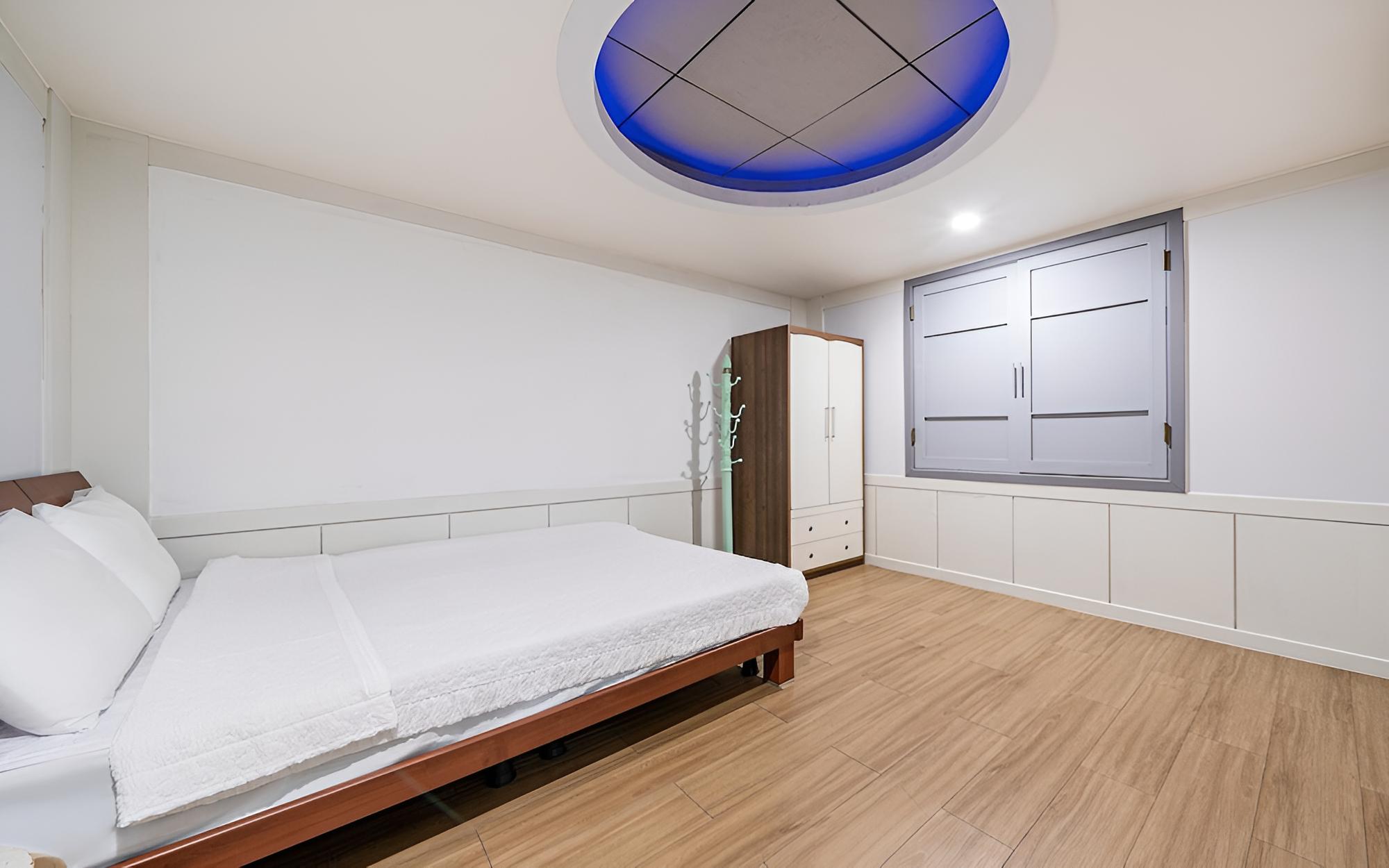 Room (Two-room Pension)