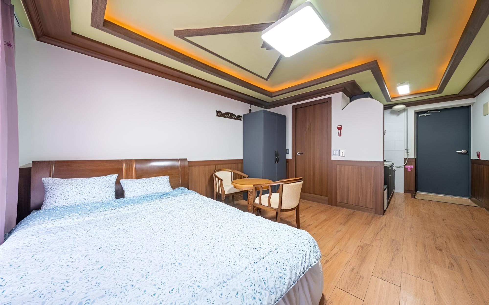 Room (Room 101 (Couple Room))