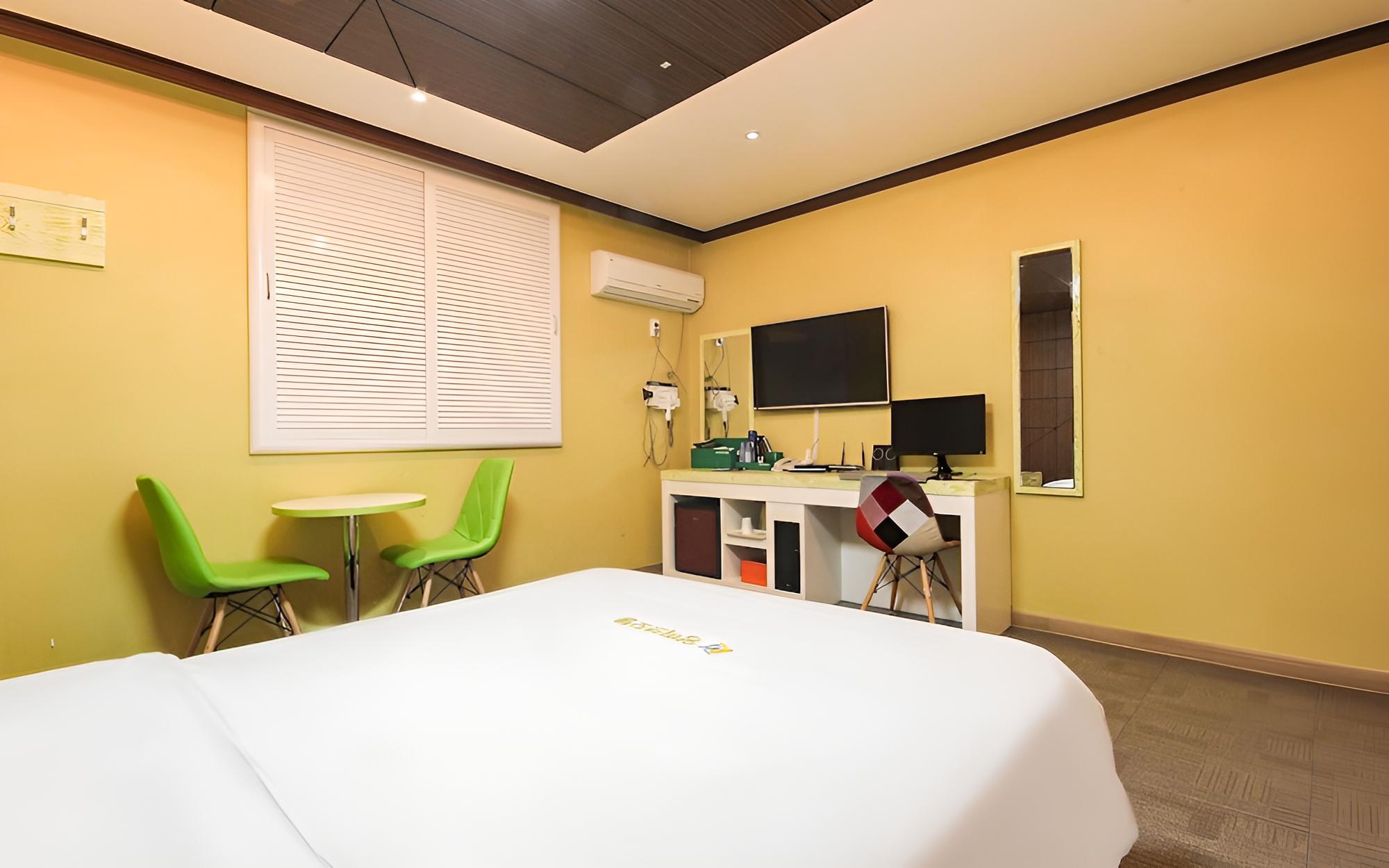 Room (Standard Room - Air Purifier (Netflix) - Photo 15