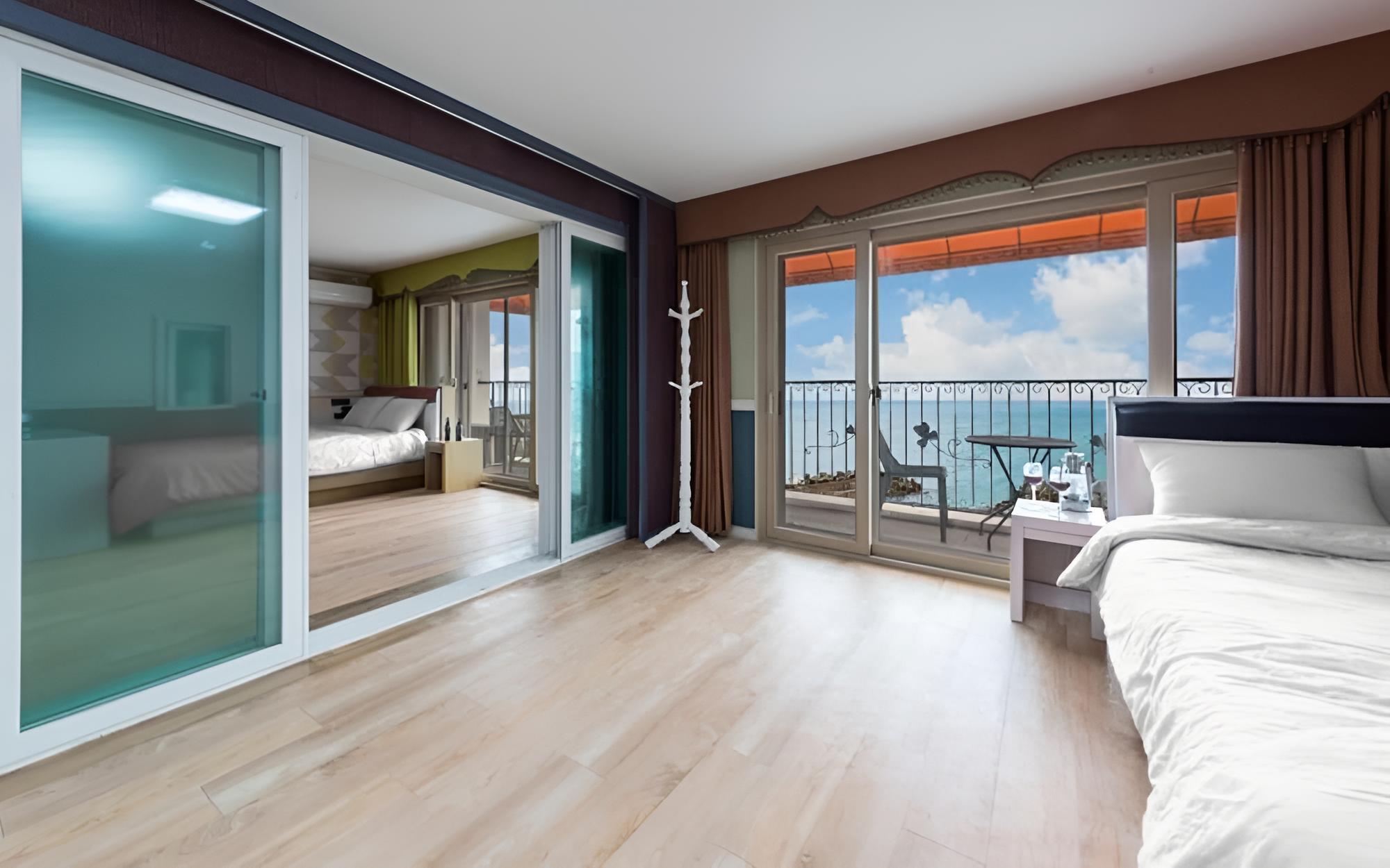 Room (Building B Room 301 (Ocean View Spa))
