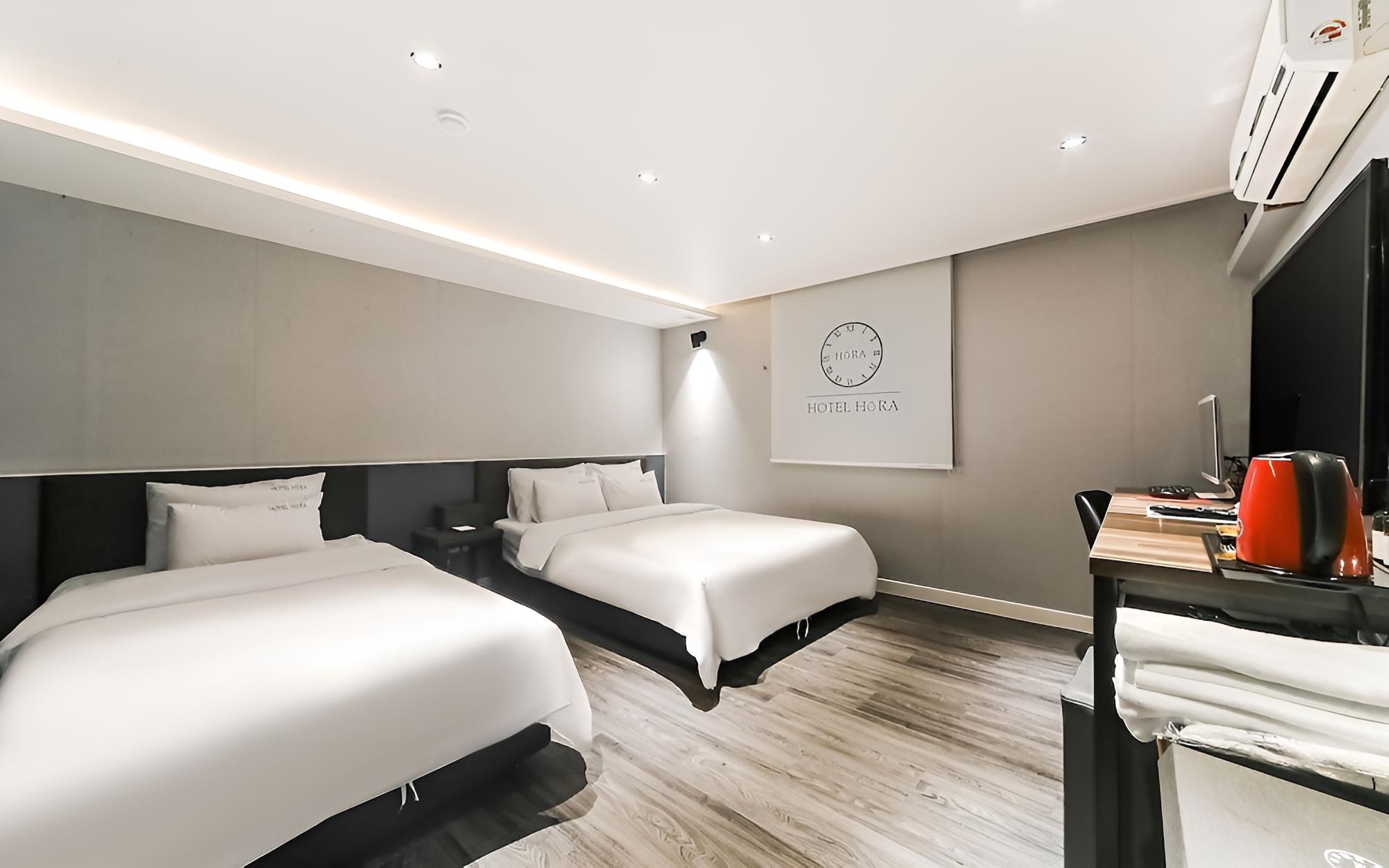 Room (Twin double + single breakfast provid) - Photo 1